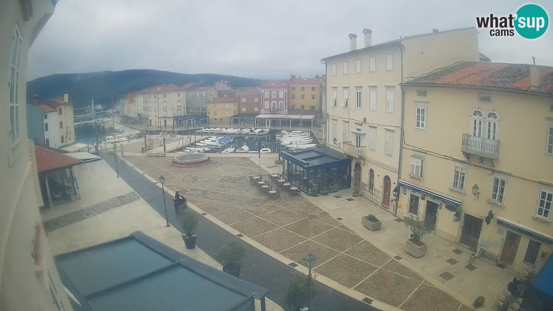 LIVE cam Cres city – place principale et “mandrač” – île de Cres – Croatie