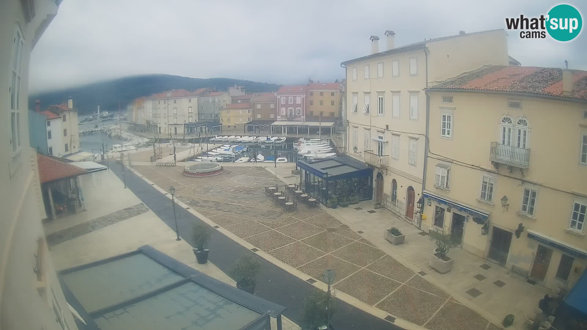 V ŽIVO spletna kamera Cres mesto – glavni trg in “mandrač” – otok Cres – Hrvaška