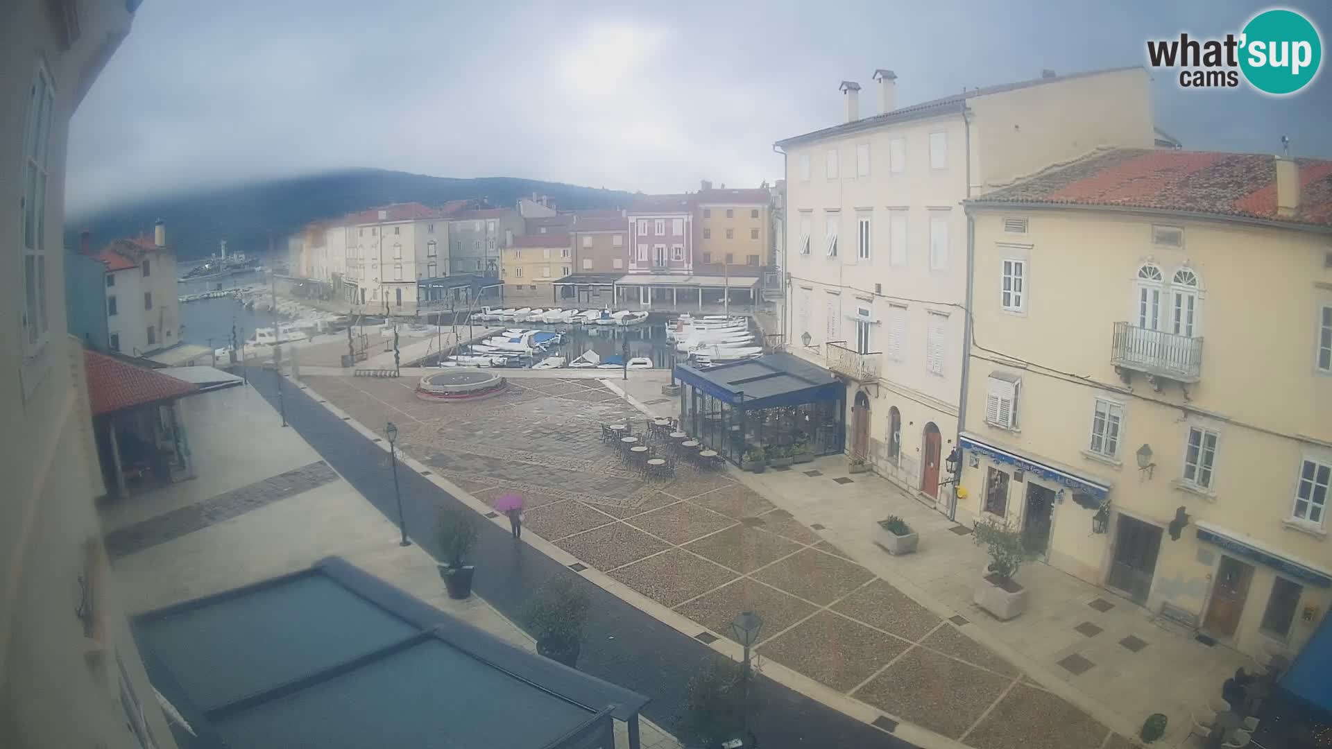 V ŽIVO spletna kamera Cres mesto – glavni trg in “mandrač” – otok Cres – Hrvaška