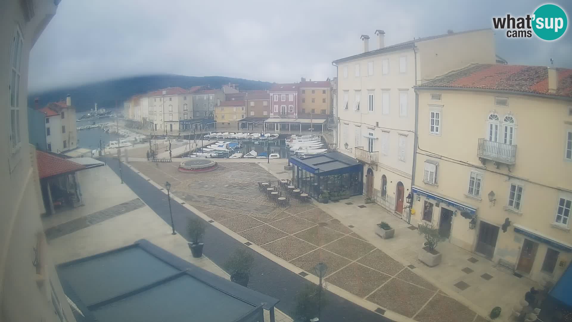 Kamera v ŽIVO Cres mesto – glavni trg in “mandrač” – otok Cres – Hrvaška