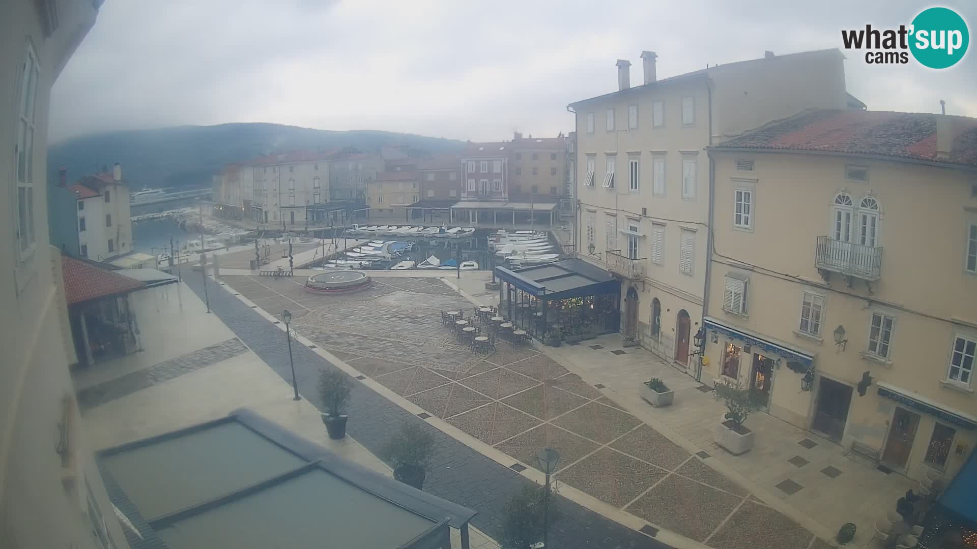 LIVE cam Cres city – place principale et “mandrač” – île de Cres – Croatie