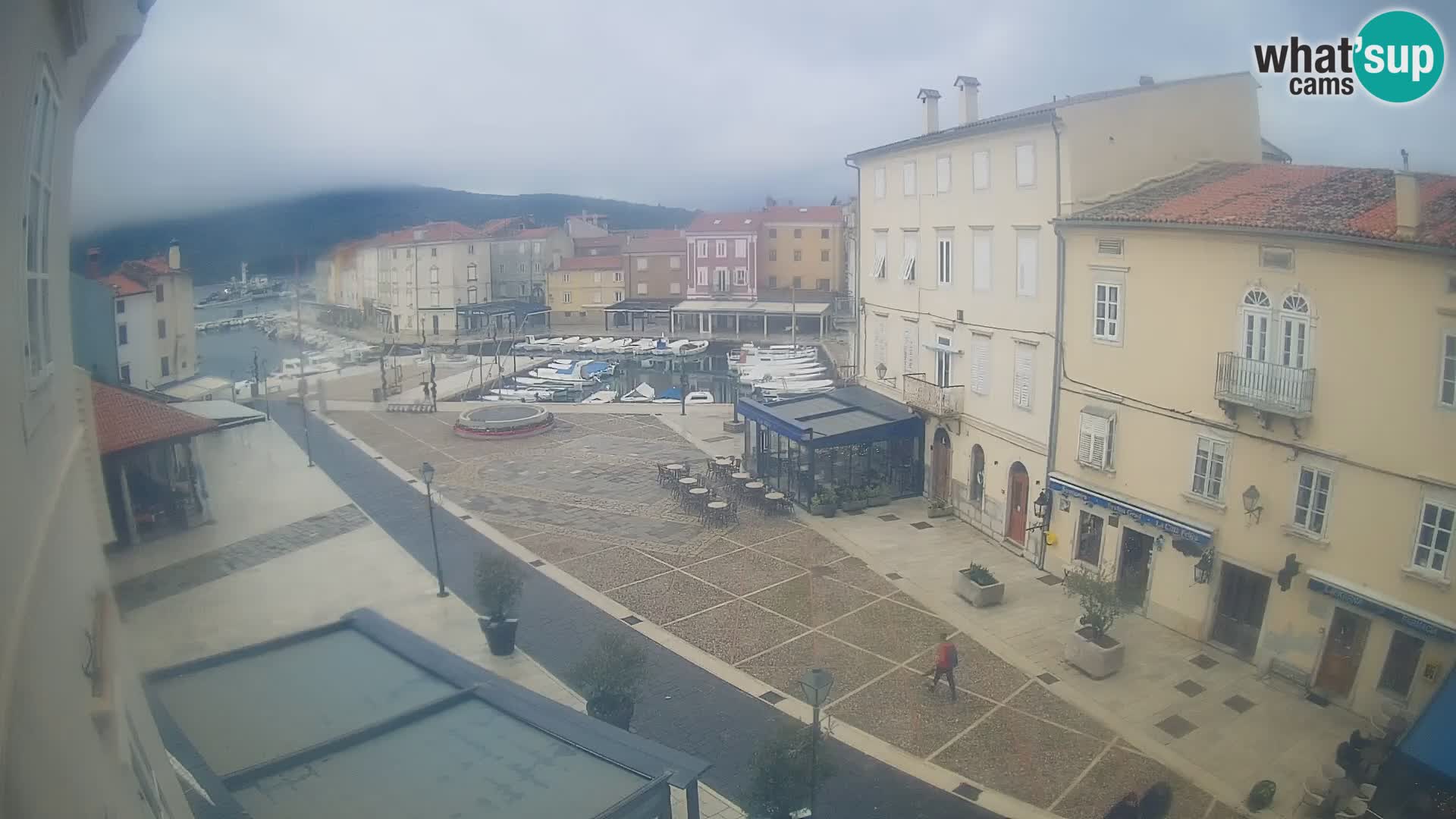 Cámara en vivo ciudad de Cres – plaza principal y “mandrač” – isla de Cres – Croacia