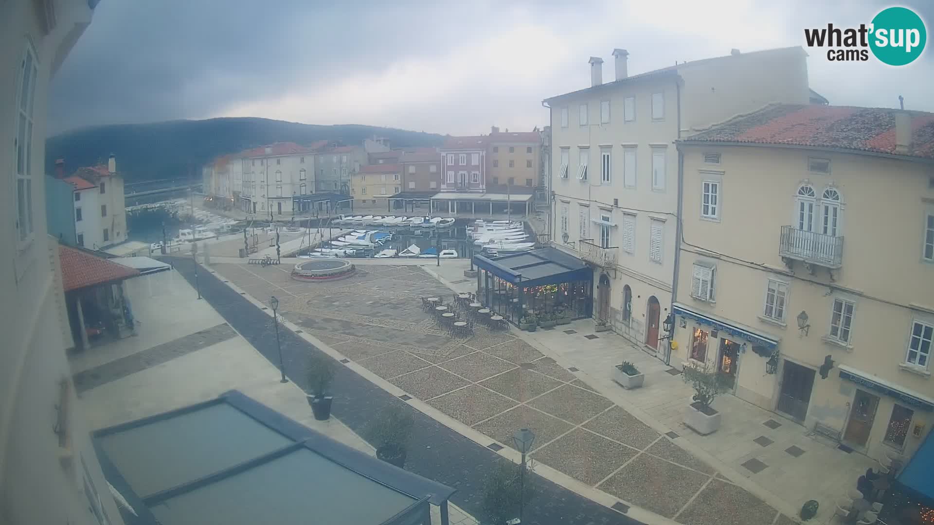 Web kamera Grad Cres – glavni trg i “mandrač” – otok Cres