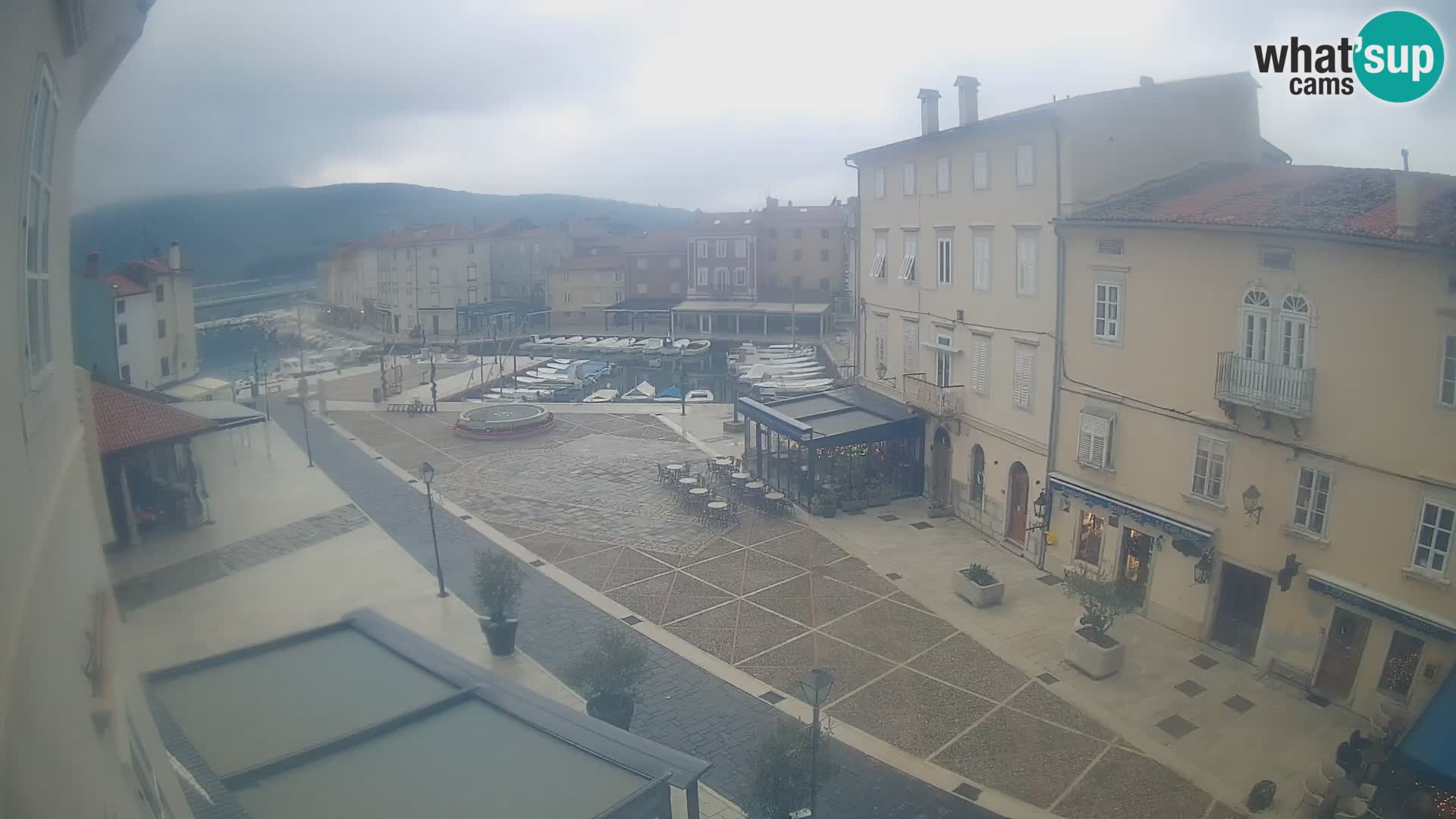 Web kamera Grad Cres – glavni trg i “mandrač” – otok Cres