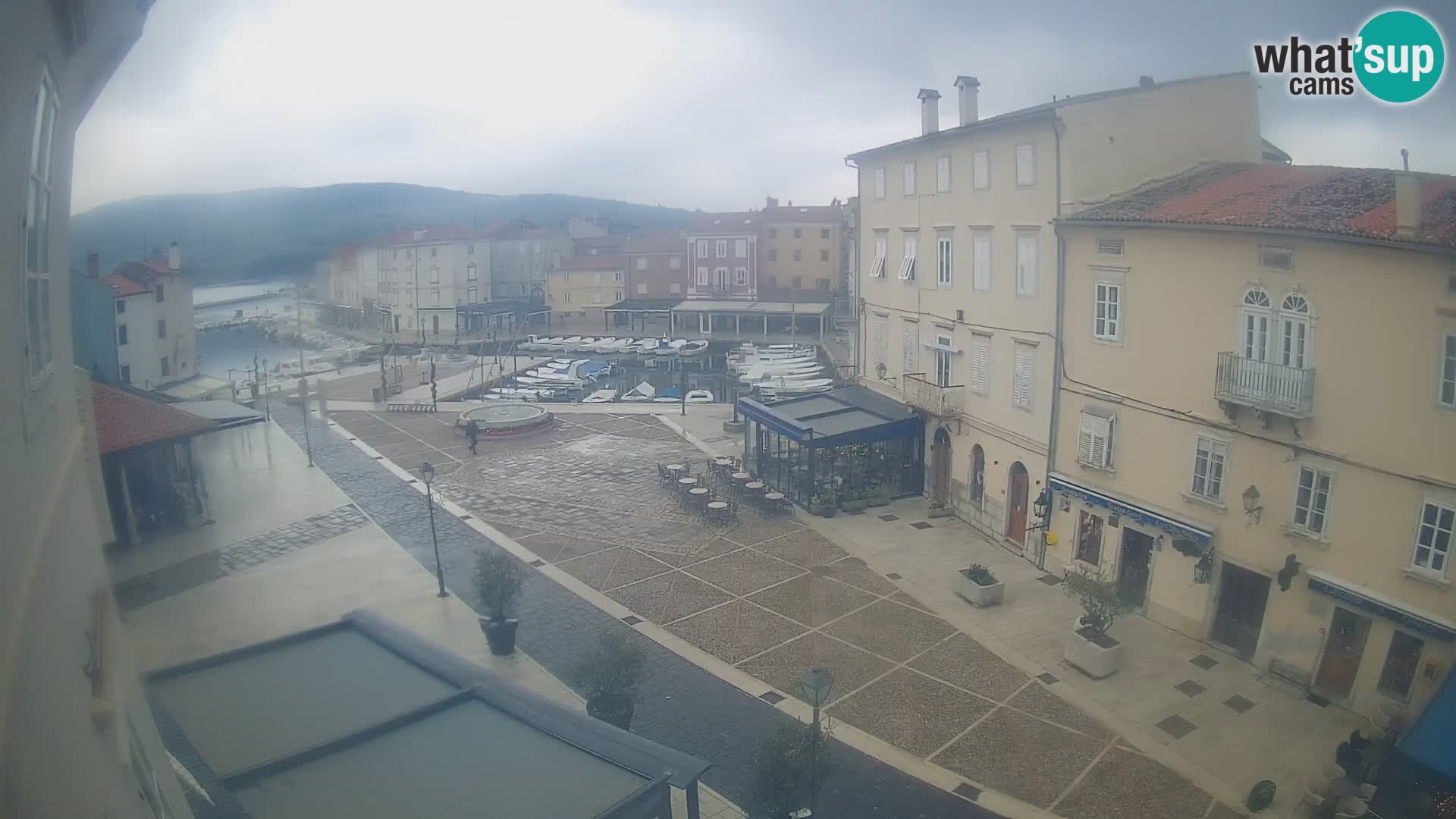 Web kamera Grad Cres – glavni trg i “mandrač” – otok Cres