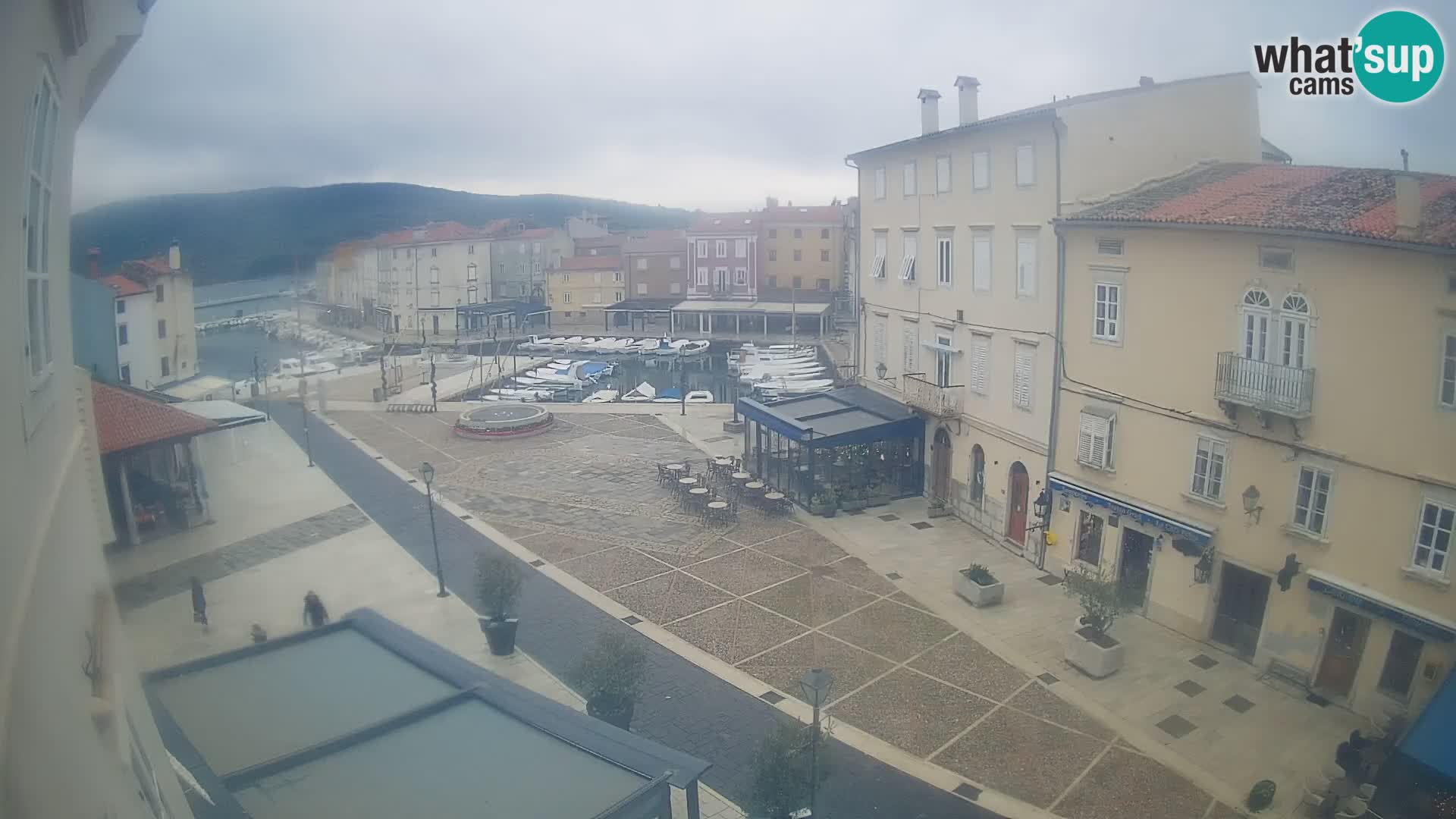 Web kamera Grad Cres – glavni trg i “mandrač” – otok Cres