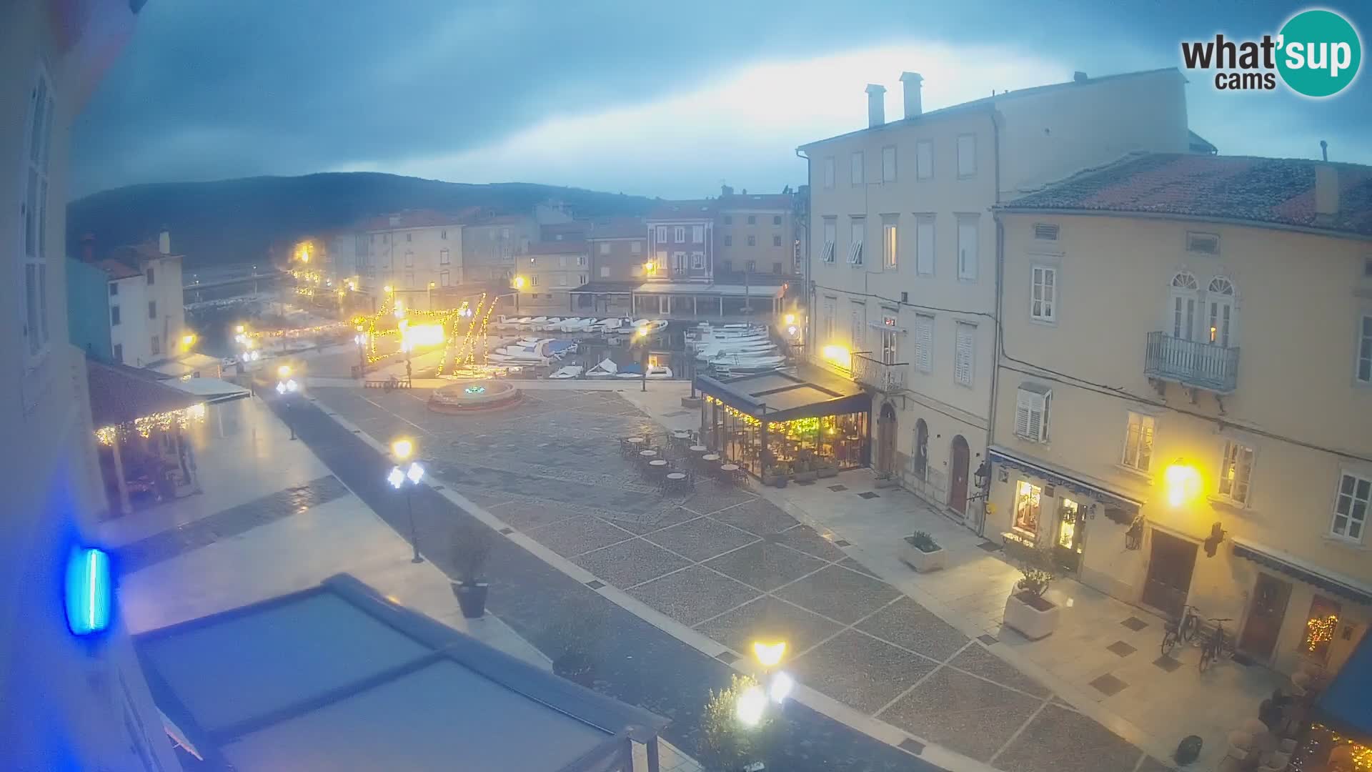 Kamera v ŽIVO Cres mesto – glavni trg in “mandrač” – otok Cres – Hrvaška