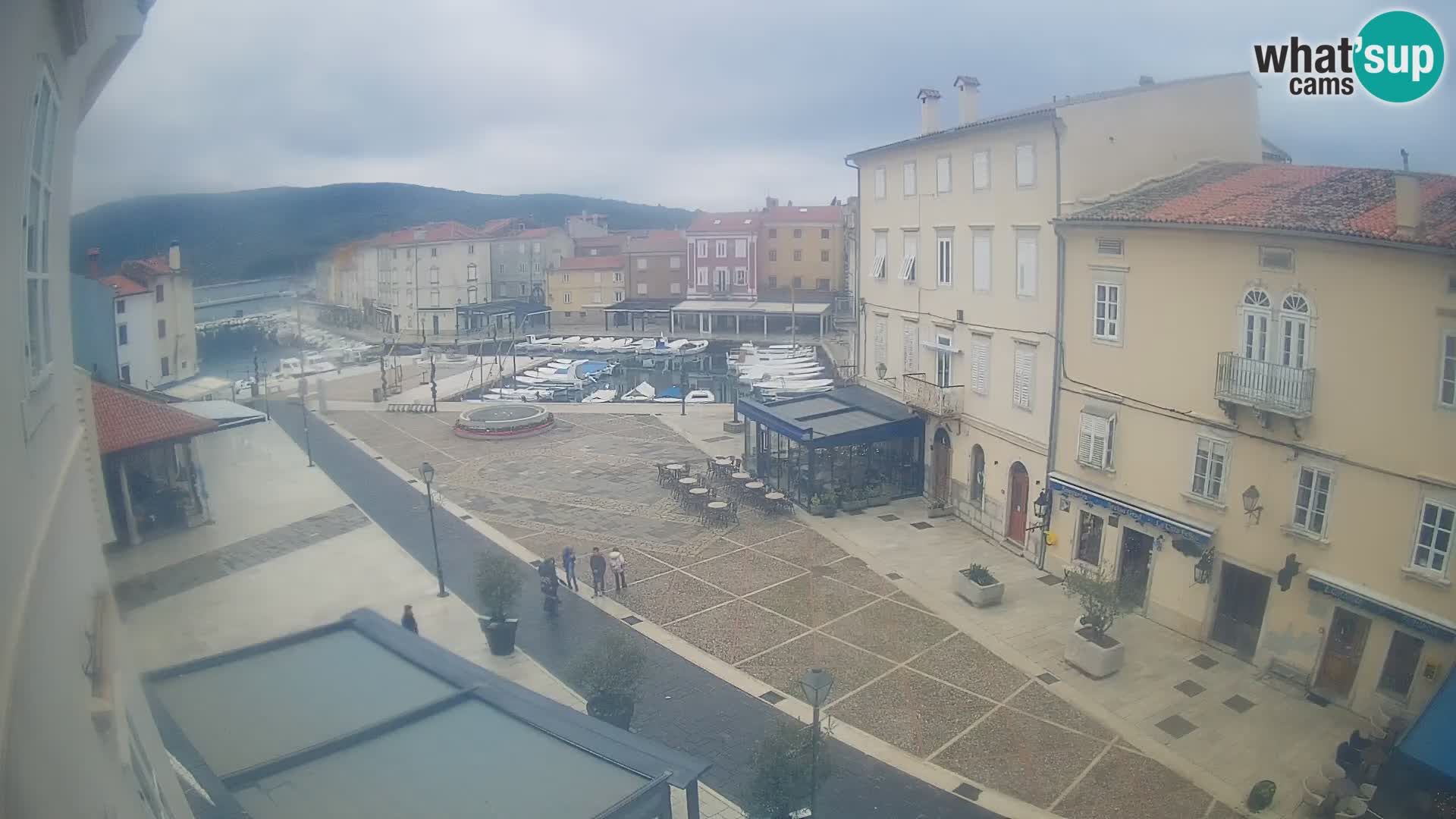 LIVE cam Cres city – place principale et “mandrač” – île de Cres – Croatie