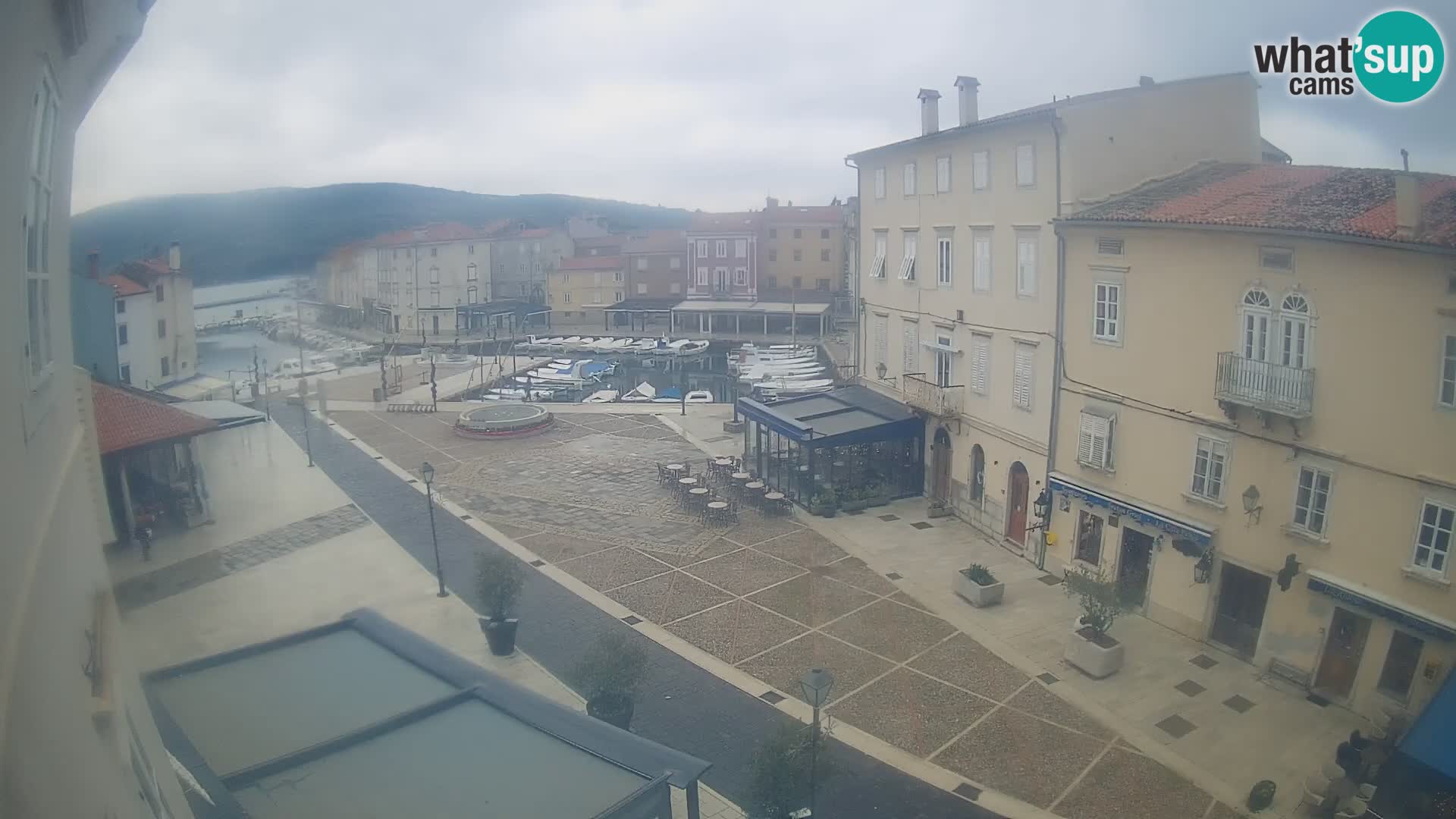 Web kamera Grad Cres – glavni trg i “mandrač” – otok Cres