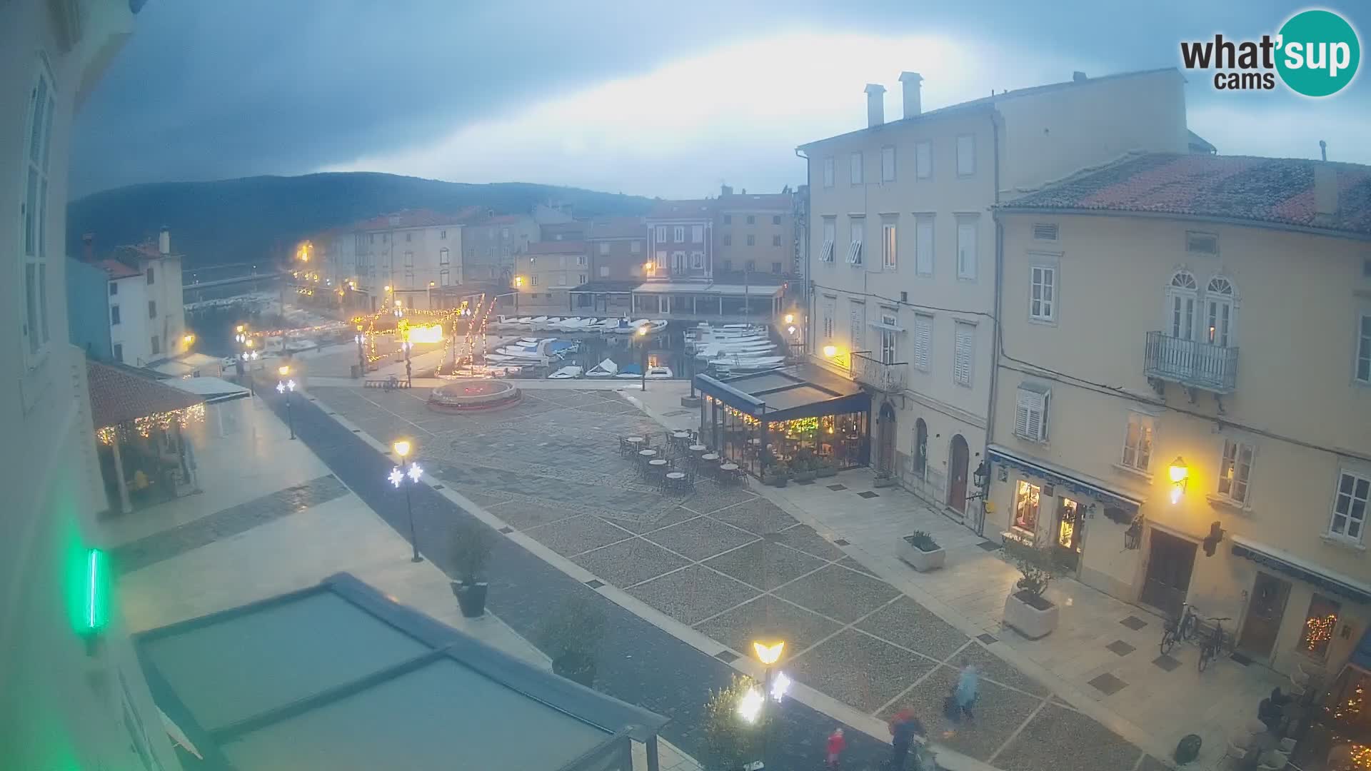 V ŽIVO spletna kamera Cres mesto – glavni trg in “mandrač” – otok Cres – Hrvaška