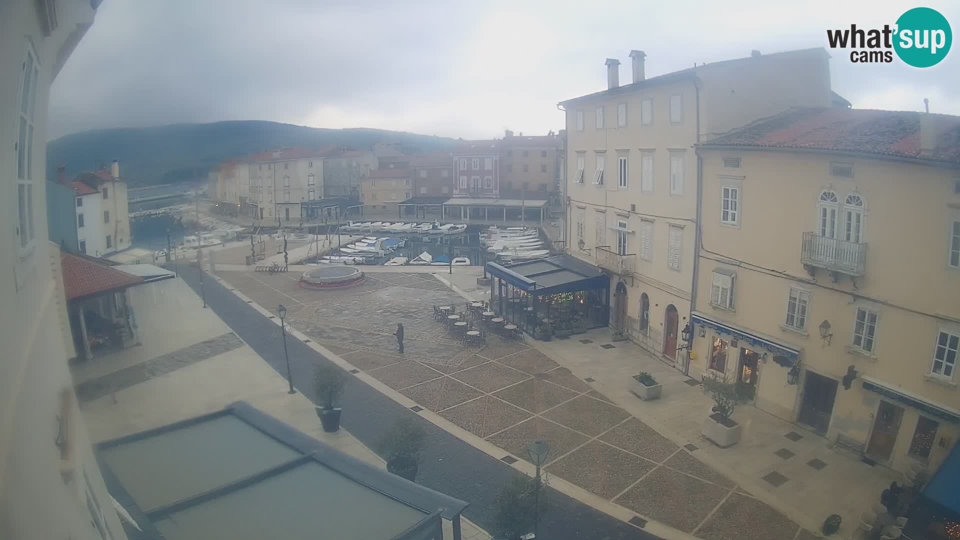 Web kamera Grad Cres – glavni trg i “mandrač” – otok Cres