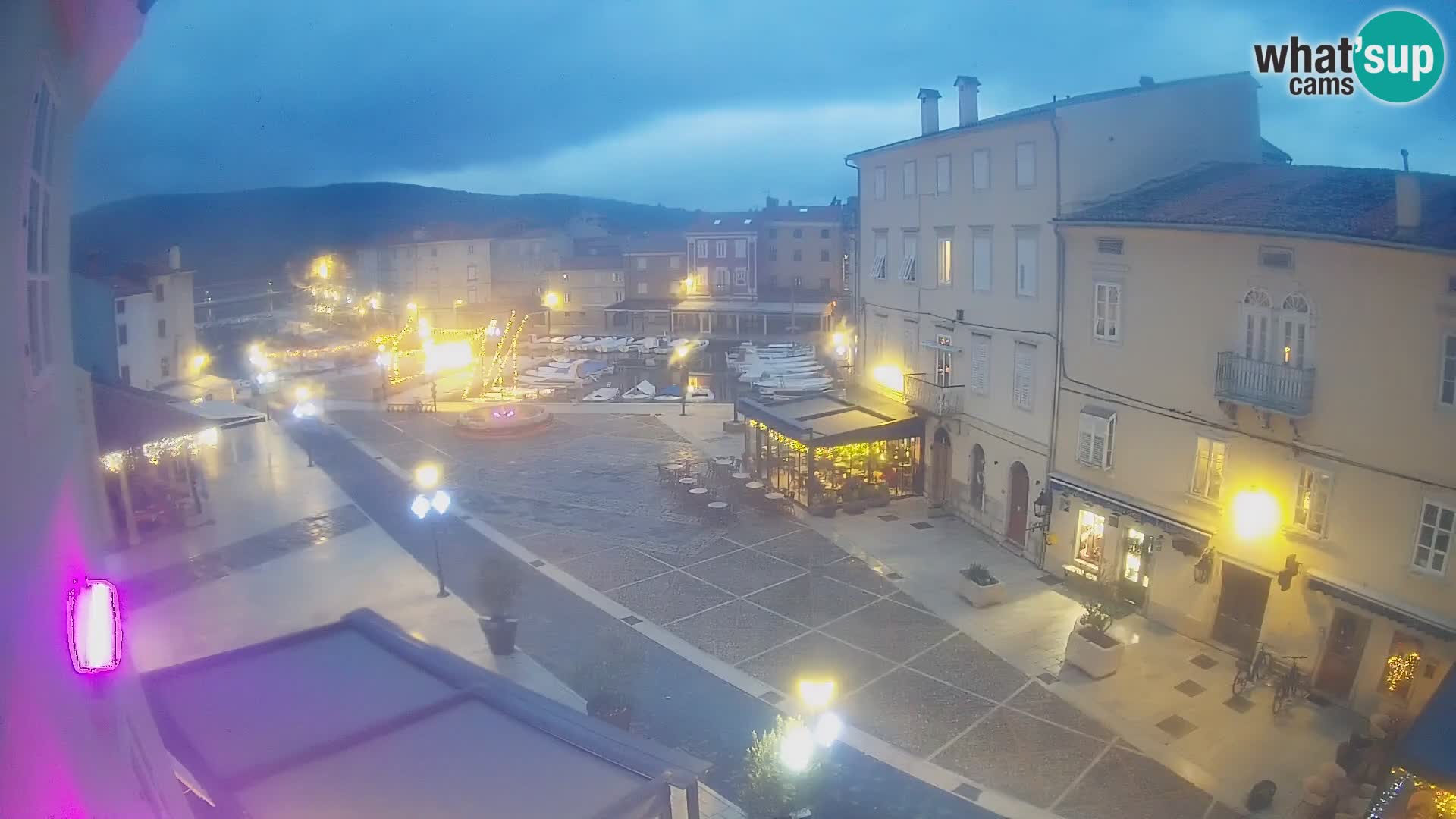 LIVE cam Cres city – place principale et “mandrač” – île de Cres – Croatie