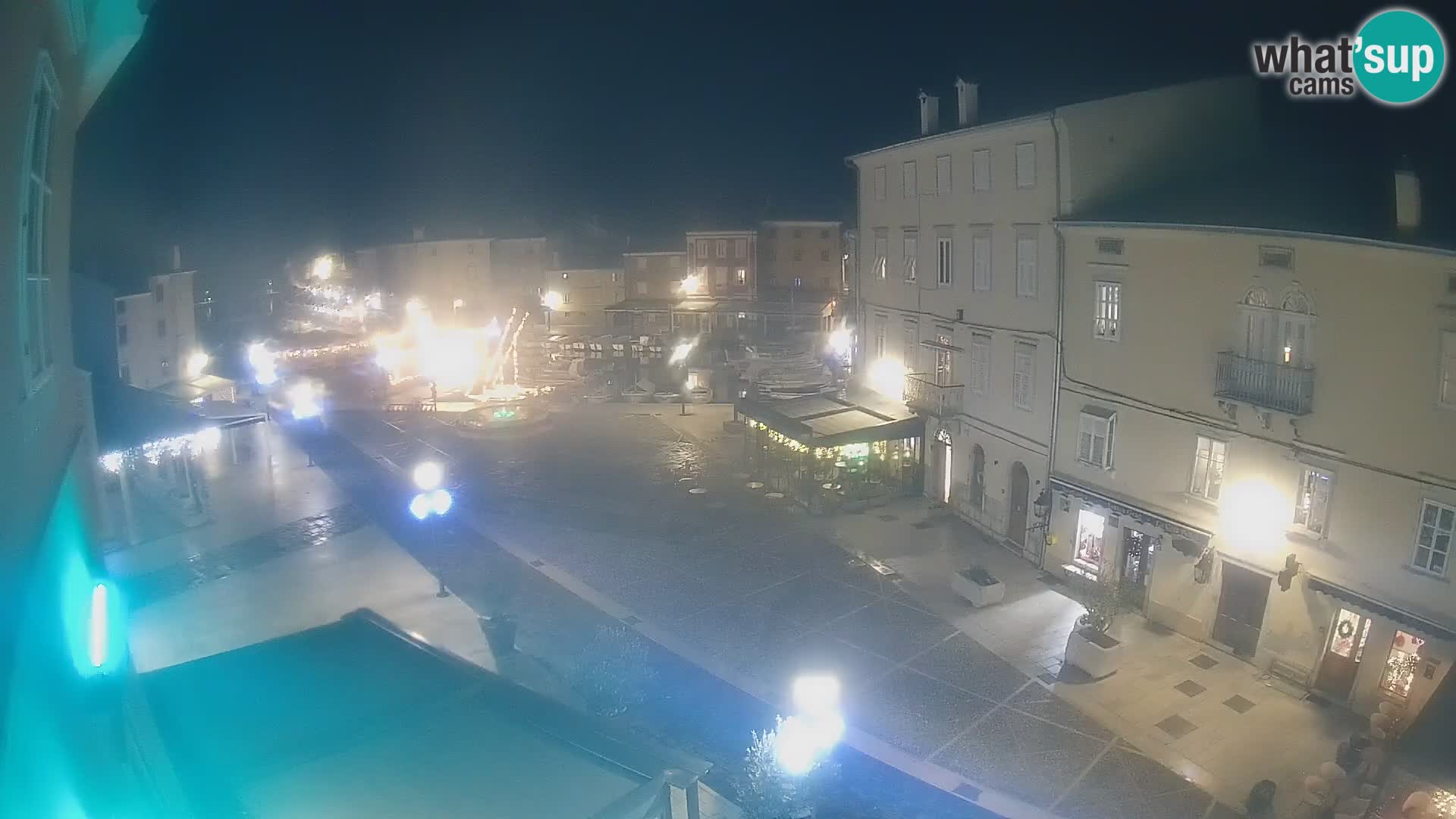 V ŽIVO spletna kamera Cres mesto – glavni trg in “mandrač” – otok Cres – Hrvaška