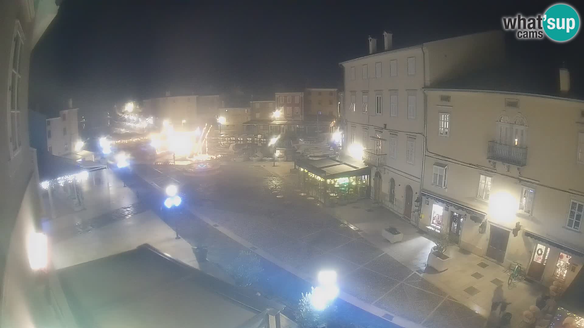 V ŽIVO spletna kamera Cres mesto – glavni trg in “mandrač” – otok Cres – Hrvaška