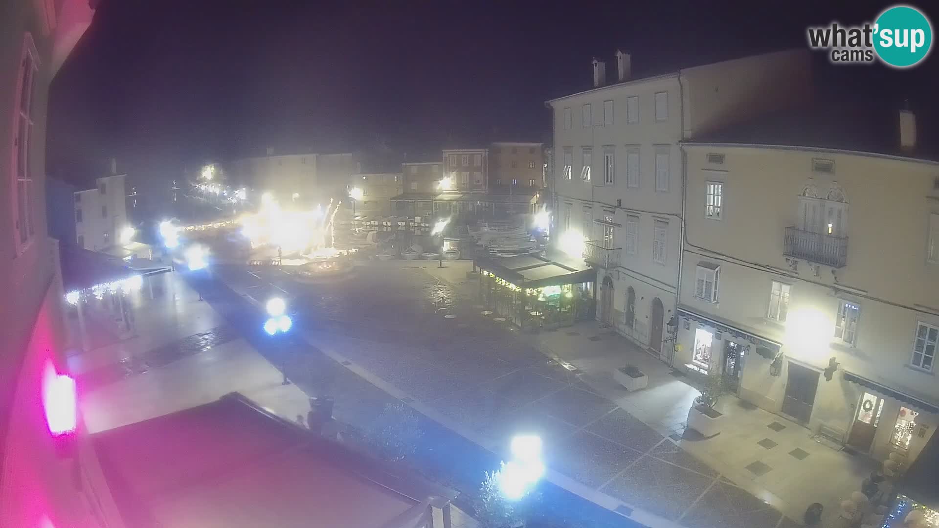 V ŽIVO spletna kamera Cres mesto – glavni trg in “mandrač” – otok Cres – Hrvaška