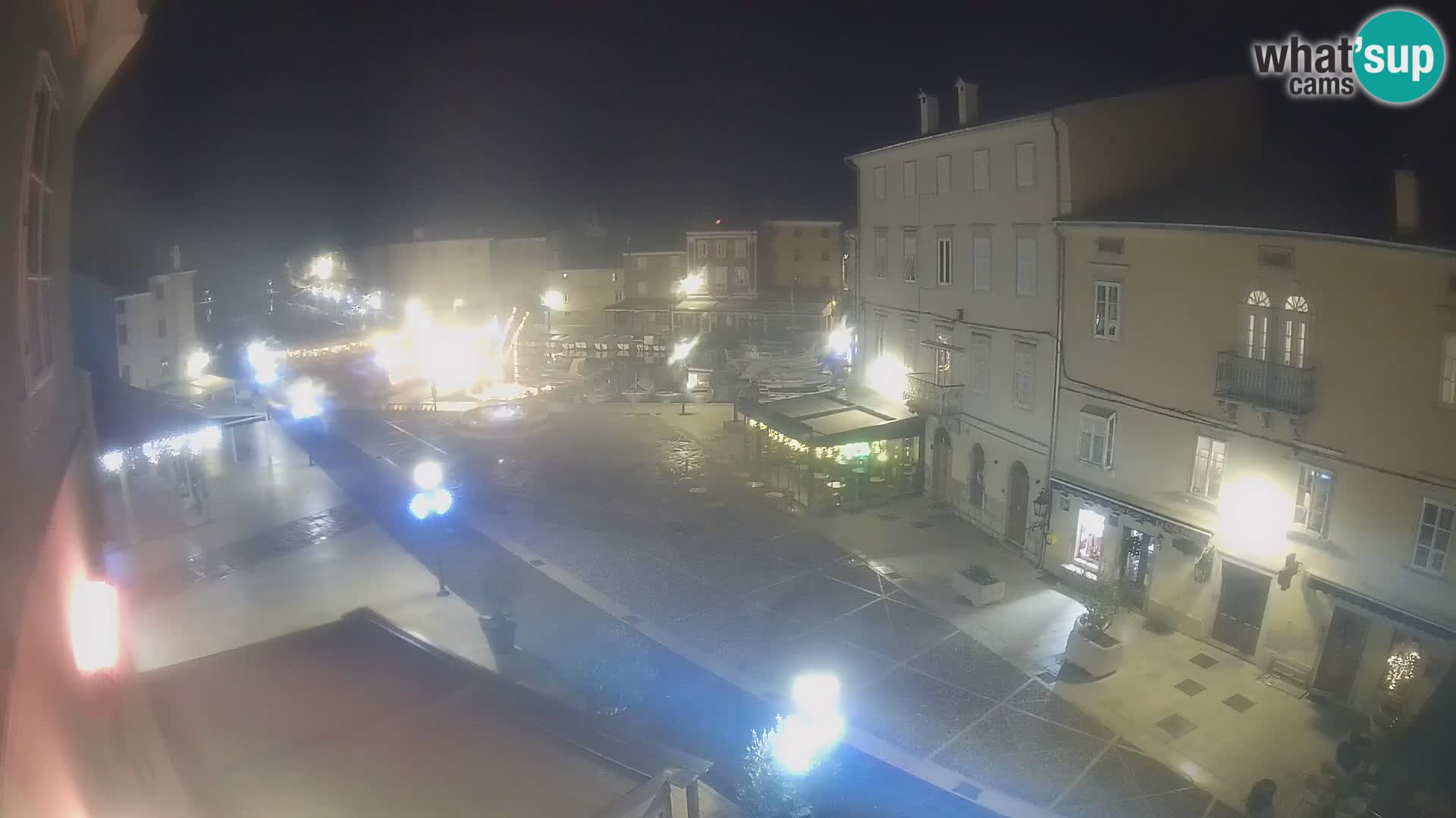 Web kamera Grad Cres – glavni trg i “mandrač” – otok Cres