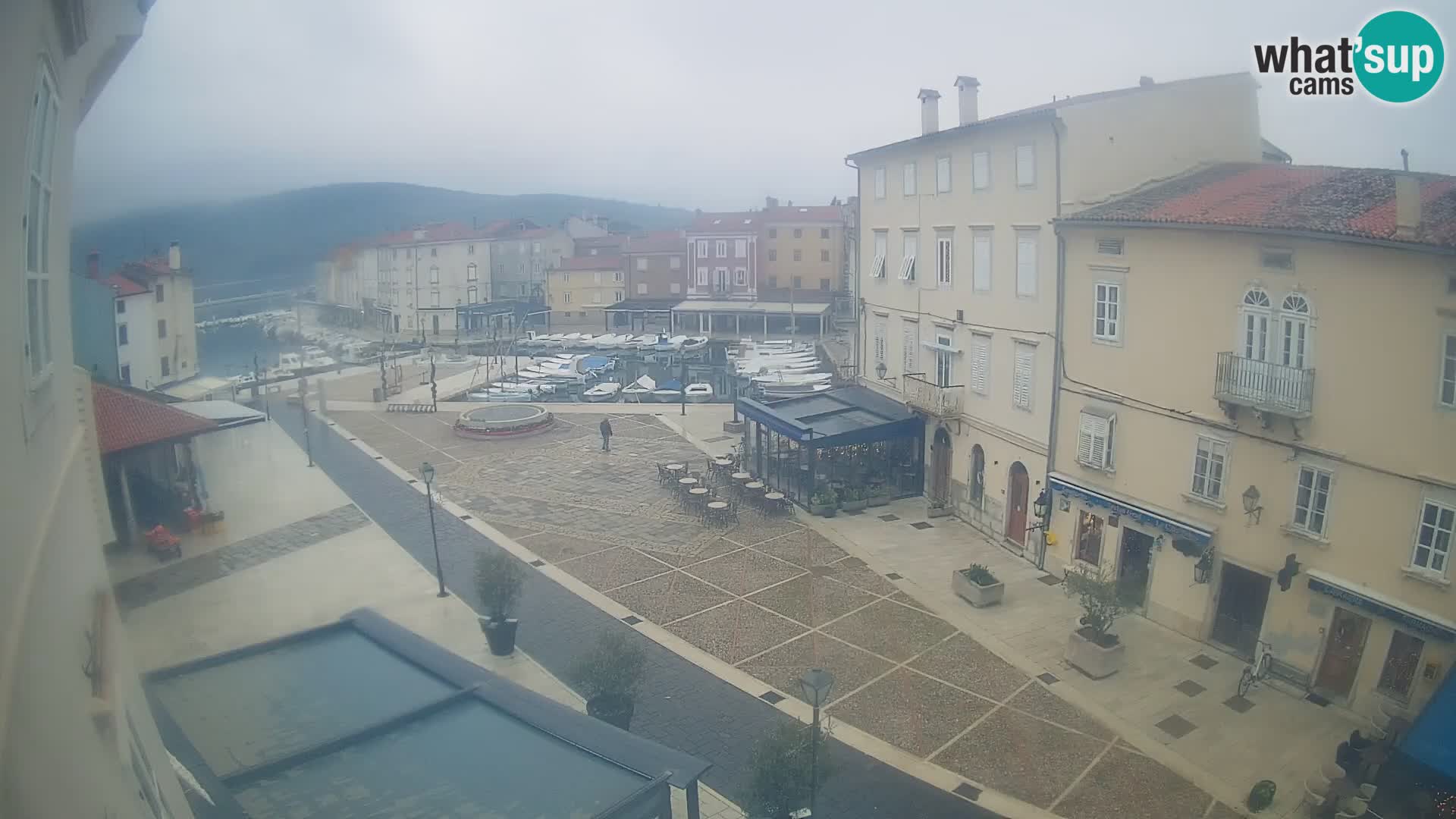 V ŽIVO spletna kamera Cres mesto – glavni trg in “mandrač” – otok Cres – Hrvaška
