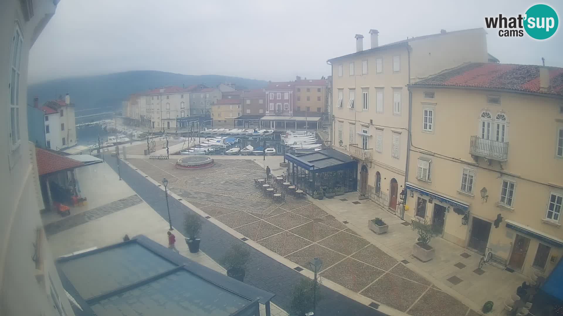 V ŽIVO spletna kamera Cres mesto – glavni trg in “mandrač” – otok Cres – Hrvaška