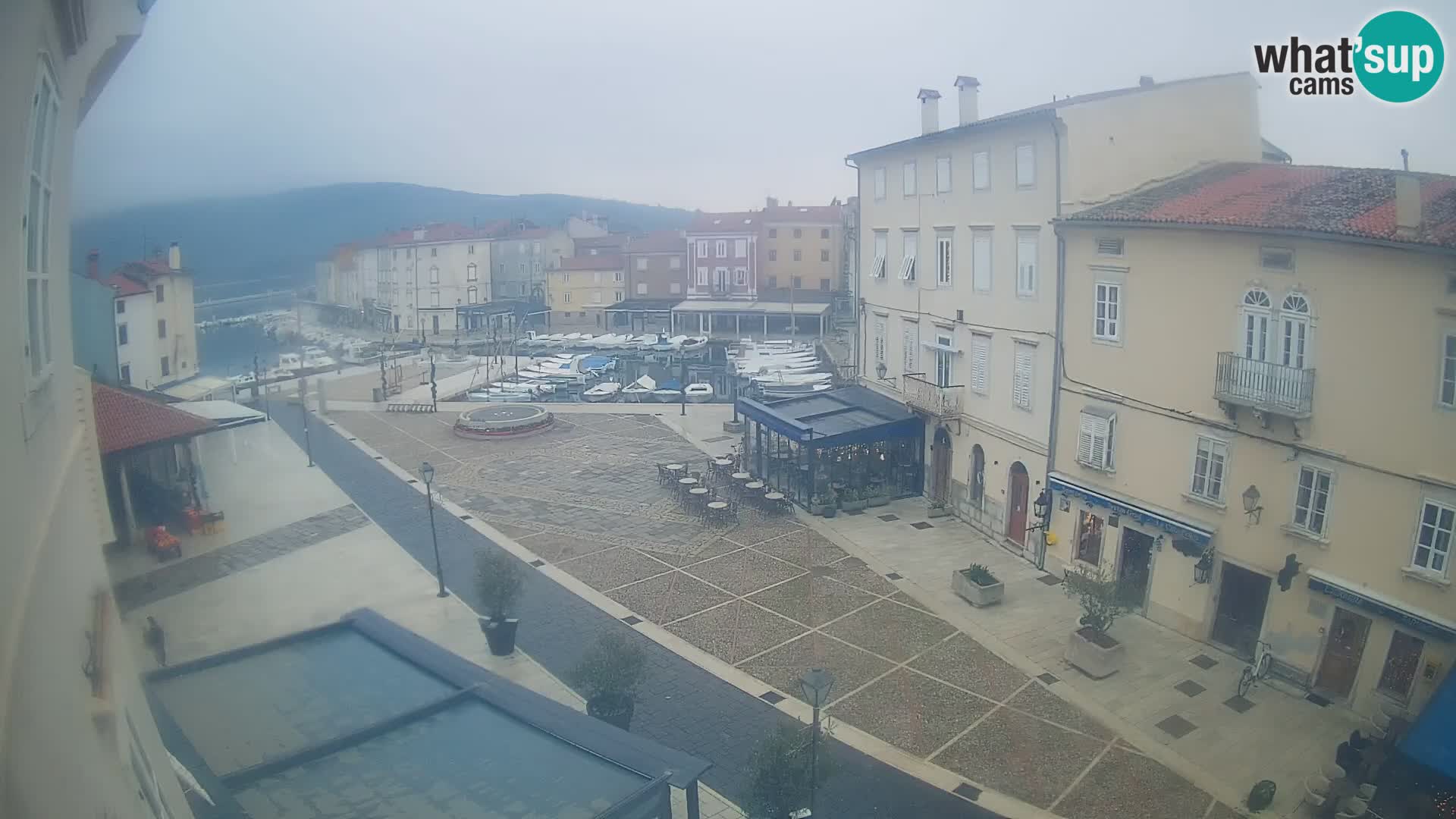 V ŽIVO spletna kamera Cres mesto – glavni trg in “mandrač” – otok Cres – Hrvaška