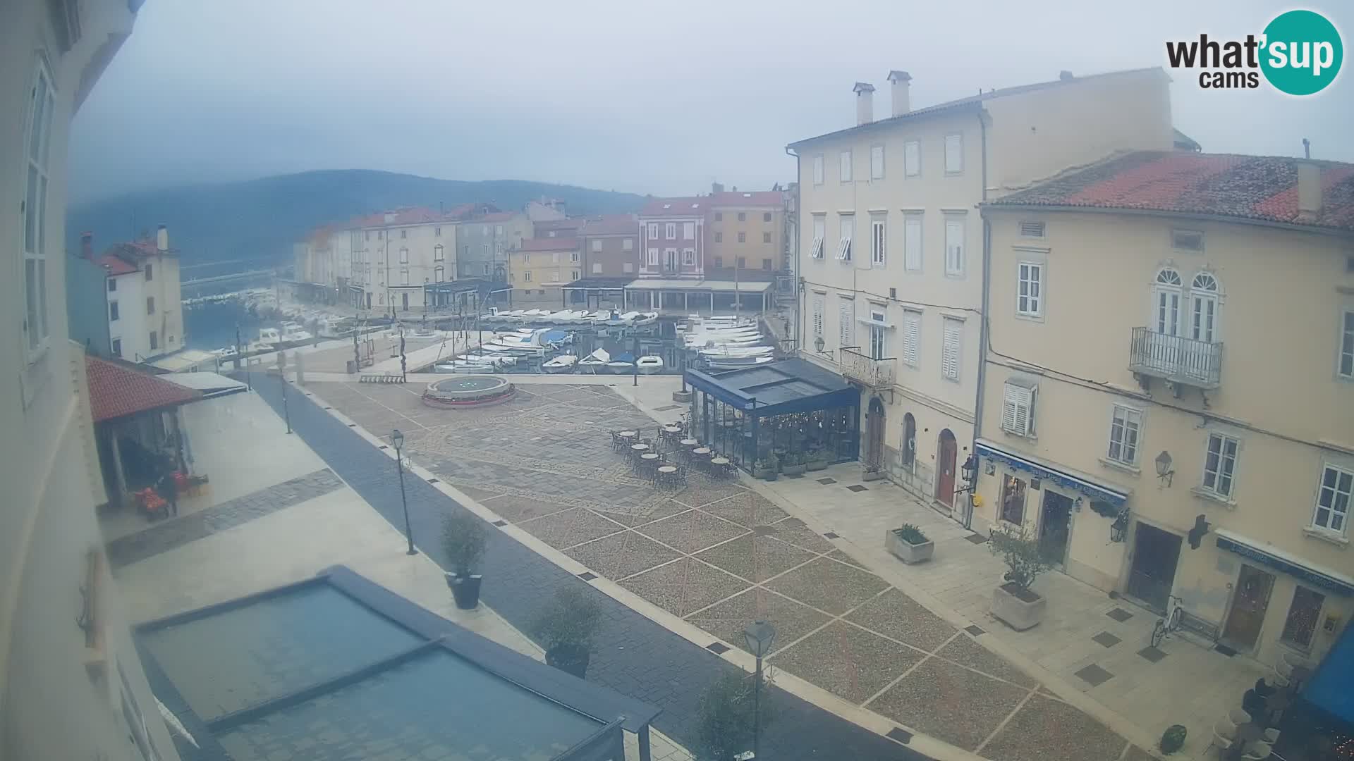 Kamera v ŽIVO Cres mesto – glavni trg in “mandrač” – otok Cres – Hrvaška
