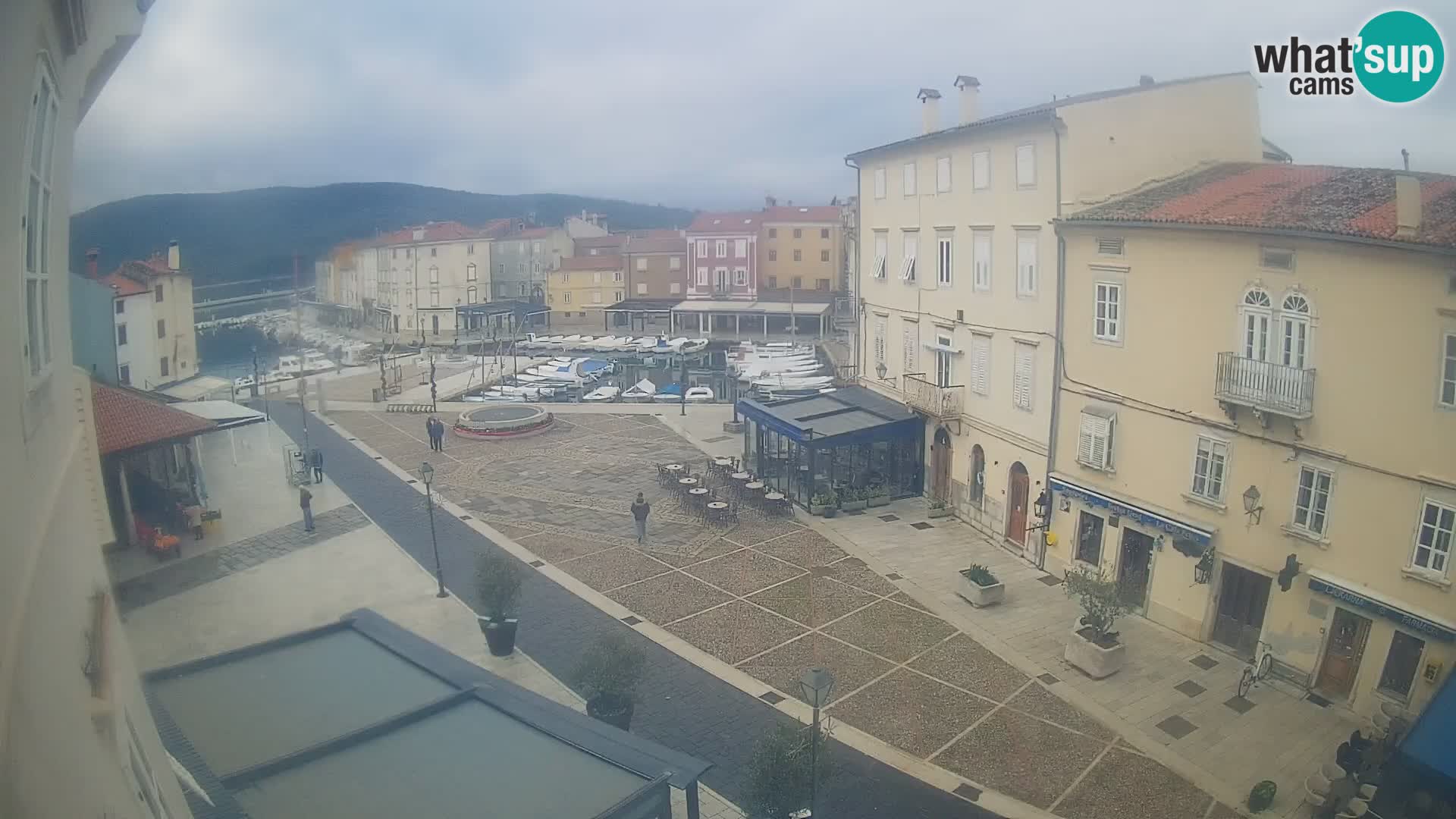 Kamera v ŽIVO Cres mesto – glavni trg in “mandrač” – otok Cres – Hrvaška
