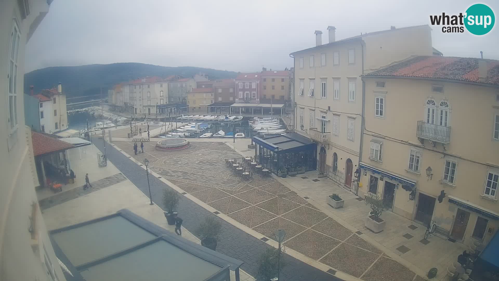 V ŽIVO spletna kamera Cres mesto – glavni trg in “mandrač” – otok Cres – Hrvaška