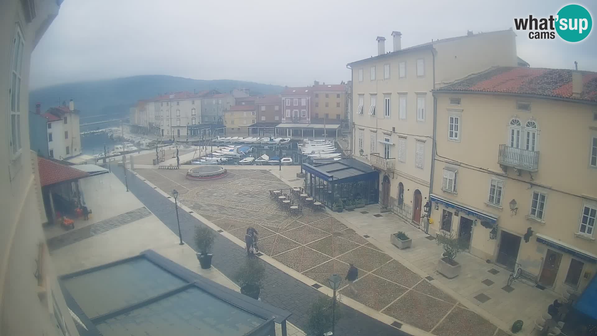 Cámara en vivo ciudad de Cres – plaza principal y “mandrač” – isla de Cres – Croacia