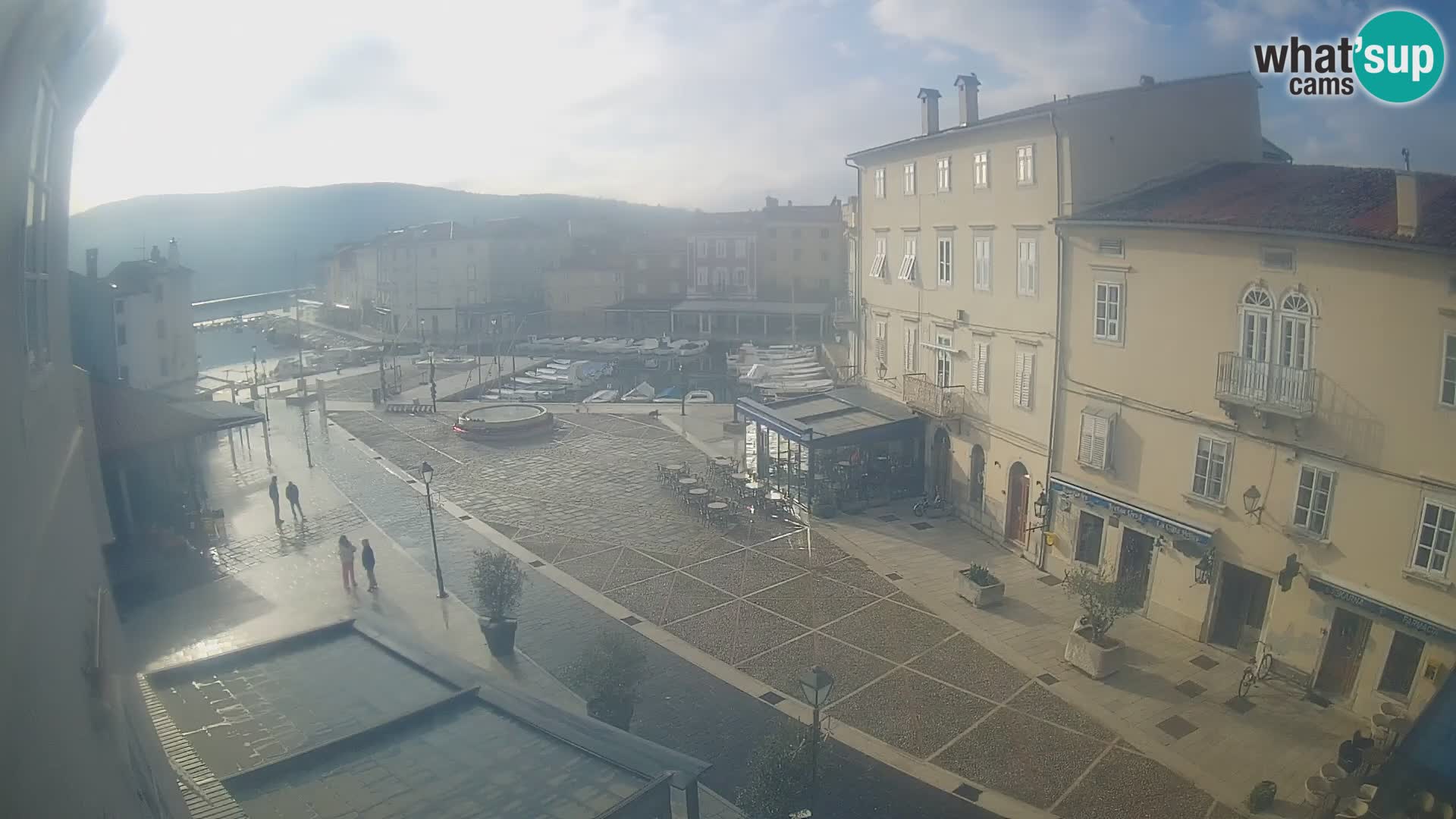 Web kamera Grad Cres – glavni trg i “mandrač” – otok Cres