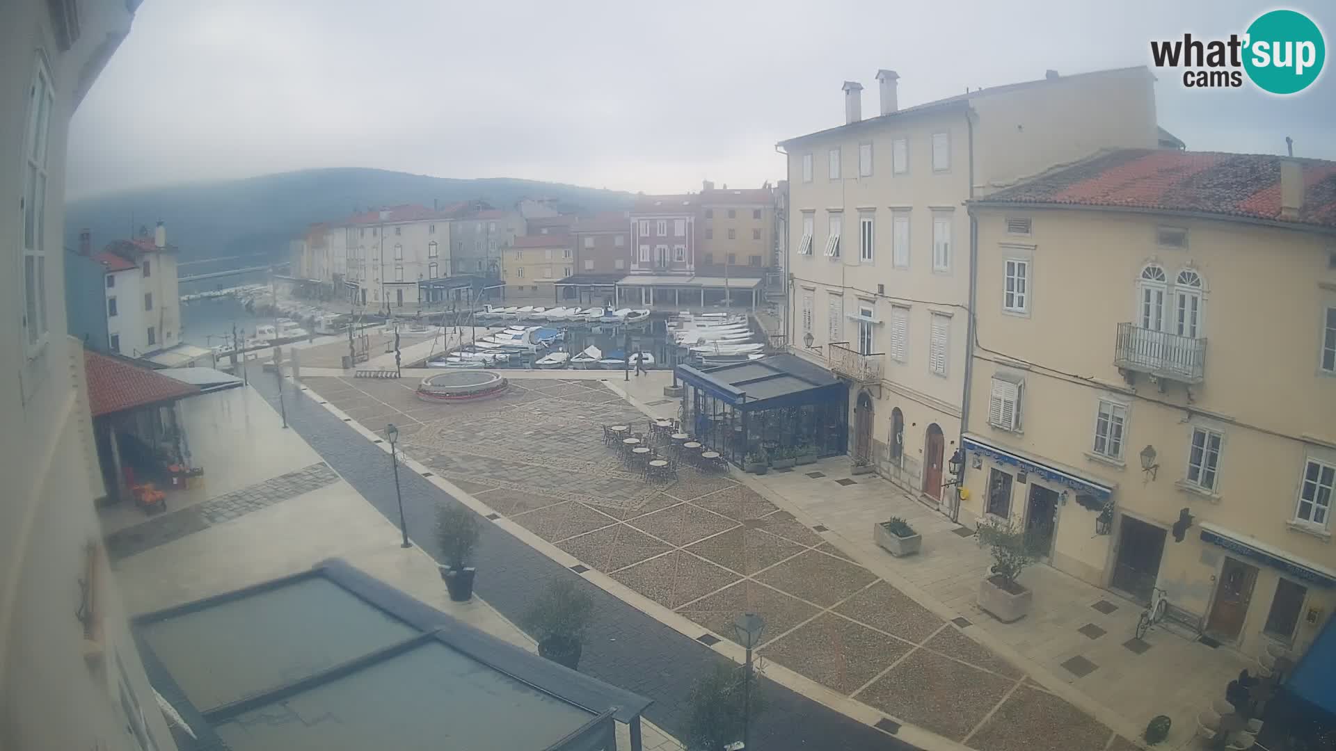 V ŽIVO spletna kamera Cres mesto – glavni trg in “mandrač” – otok Cres – Hrvaška