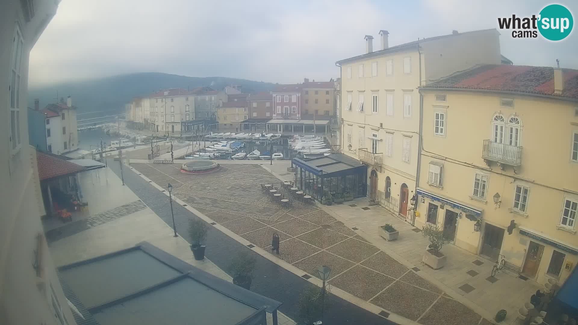 Cámara en vivo ciudad de Cres – plaza principal y “mandrač” – isla de Cres – Croacia