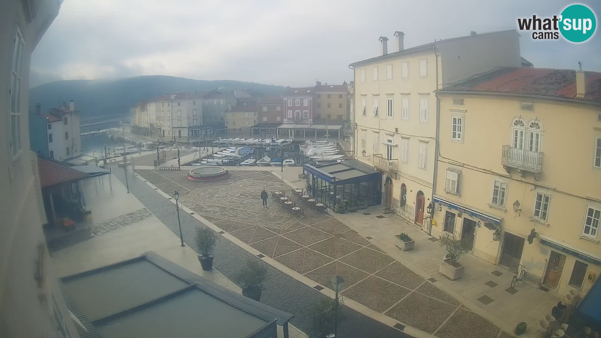 Web kamera Grad Cres – glavni trg i “mandrač” – otok Cres