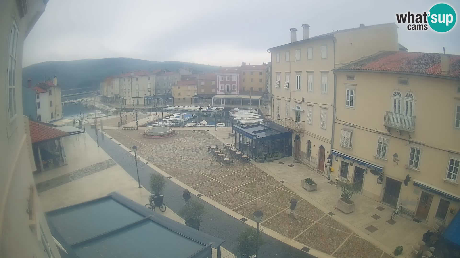 V ŽIVO spletna kamera Cres mesto – glavni trg in “mandrač” – otok Cres – Hrvaška