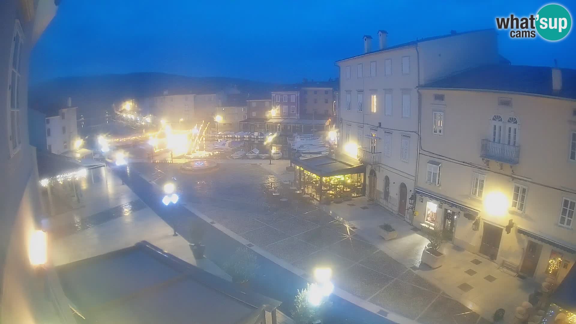 V ŽIVO spletna kamera Cres mesto – glavni trg in “mandrač” – otok Cres – Hrvaška