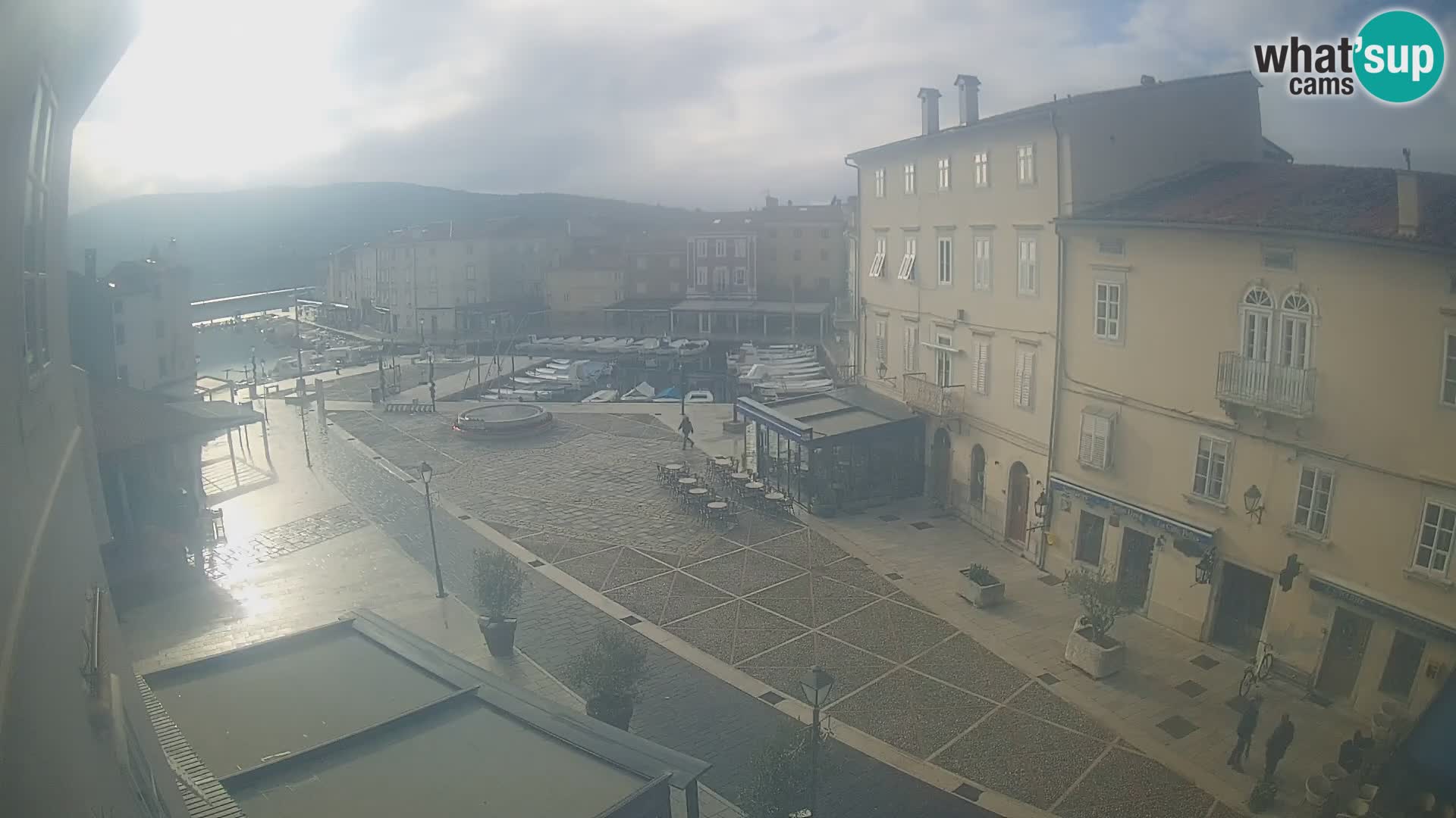 LIVE cam Cres city – place principale et “mandrač” – île de Cres – Croatie