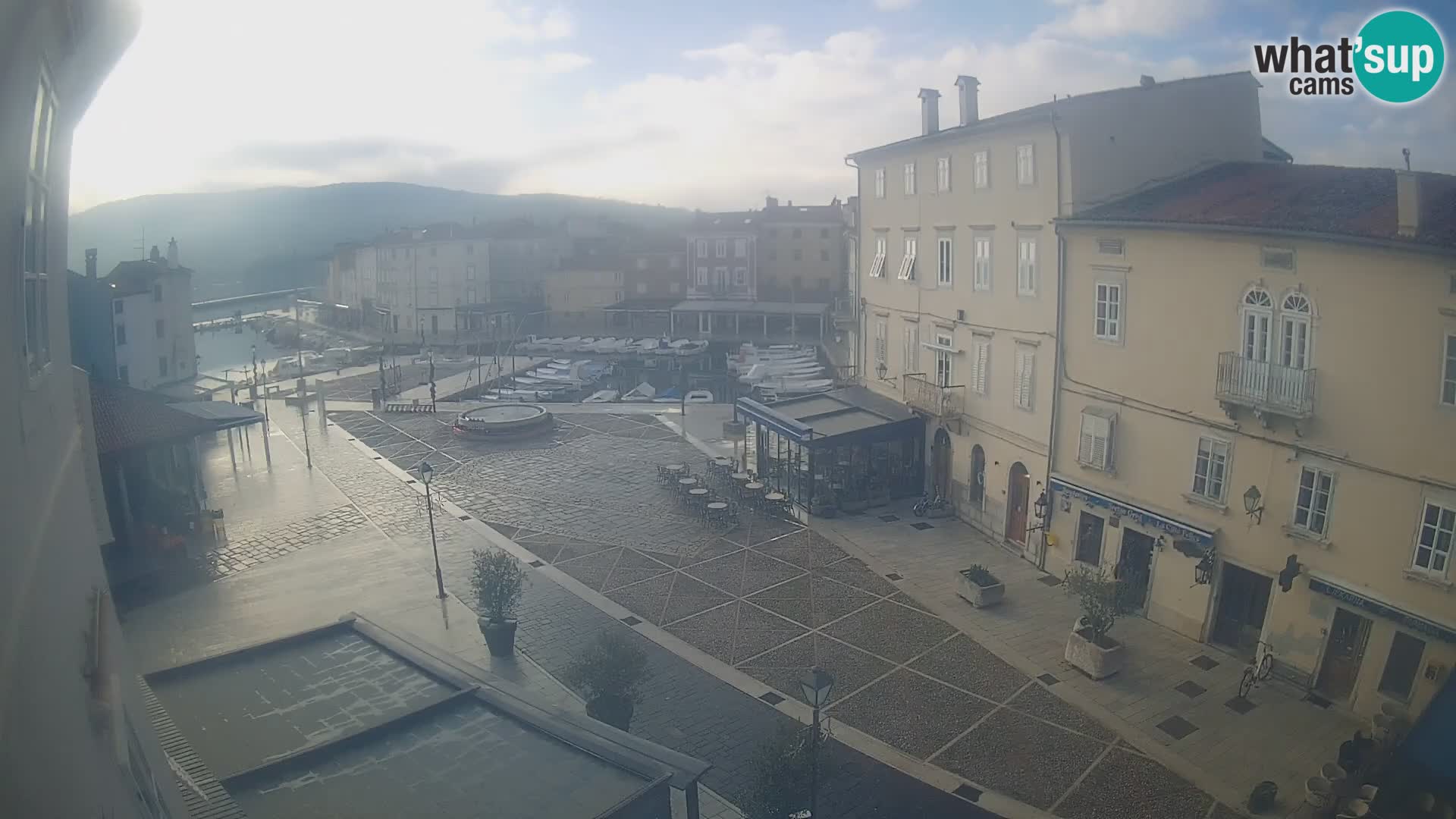 Kamera v ŽIVO Cres mesto – glavni trg in “mandrač” – otok Cres – Hrvaška