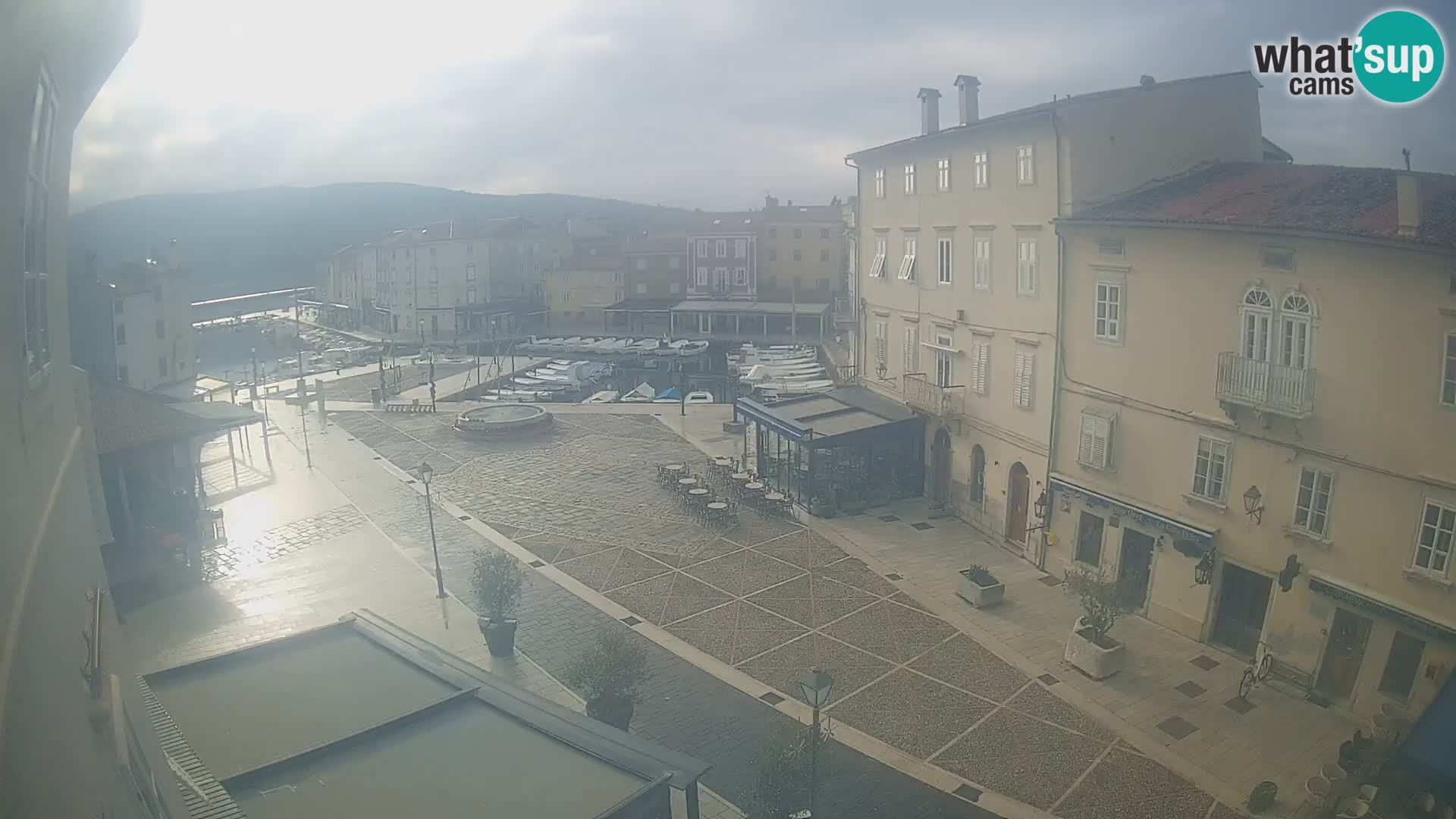 Web kamera Grad Cres – glavni trg i “mandrač” – otok Cres