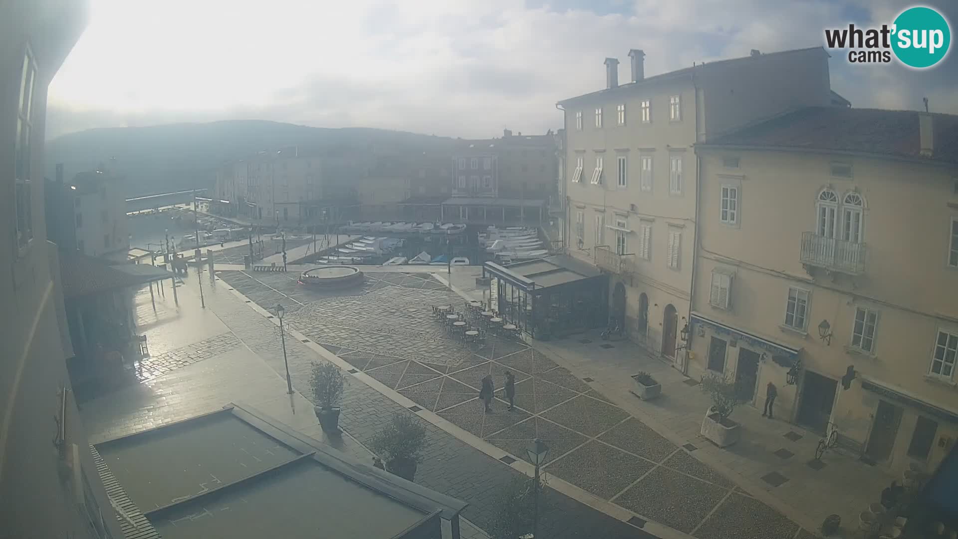 LIVE cam Cres city – place principale et “mandrač” – île de Cres – Croatie