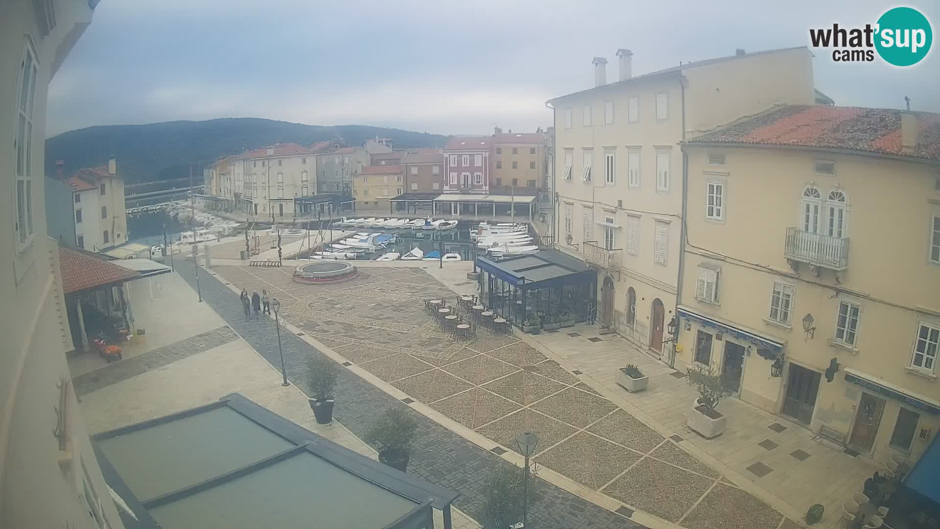 Cámara en vivo ciudad de Cres – plaza principal y “mandrač” – isla de Cres – Croacia