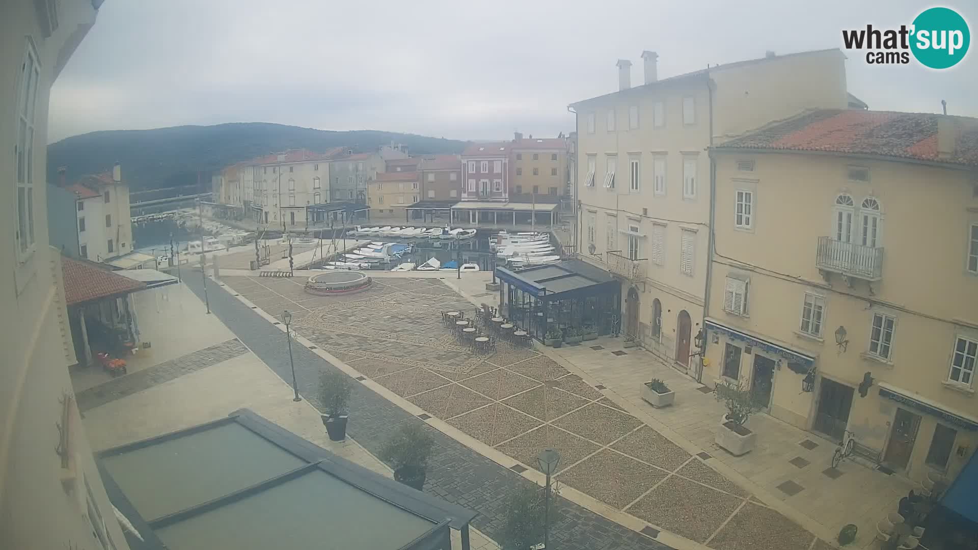 Web kamera Grad Cres – glavni trg i “mandrač” – otok Cres