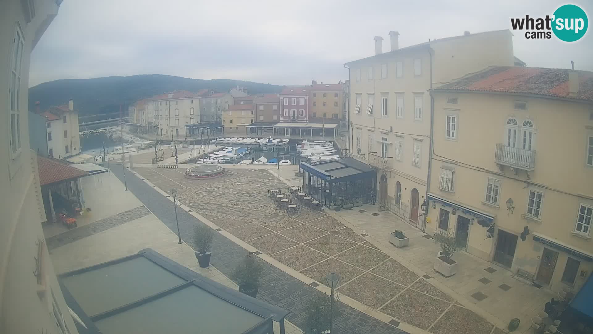 Cámara en vivo ciudad de Cres – plaza principal y “mandrač” – isla de Cres – Croacia