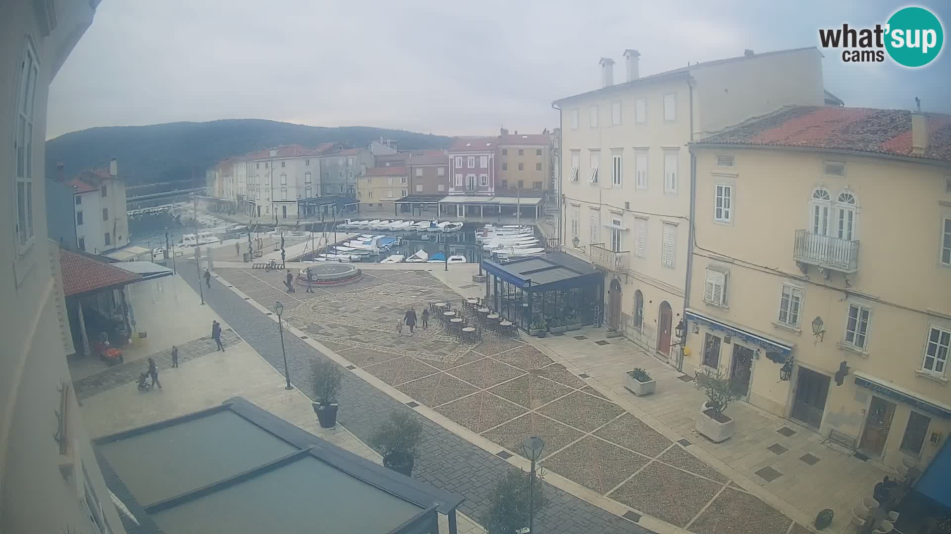 V ŽIVO spletna kamera Cres mesto – glavni trg in “mandrač” – otok Cres – Hrvaška