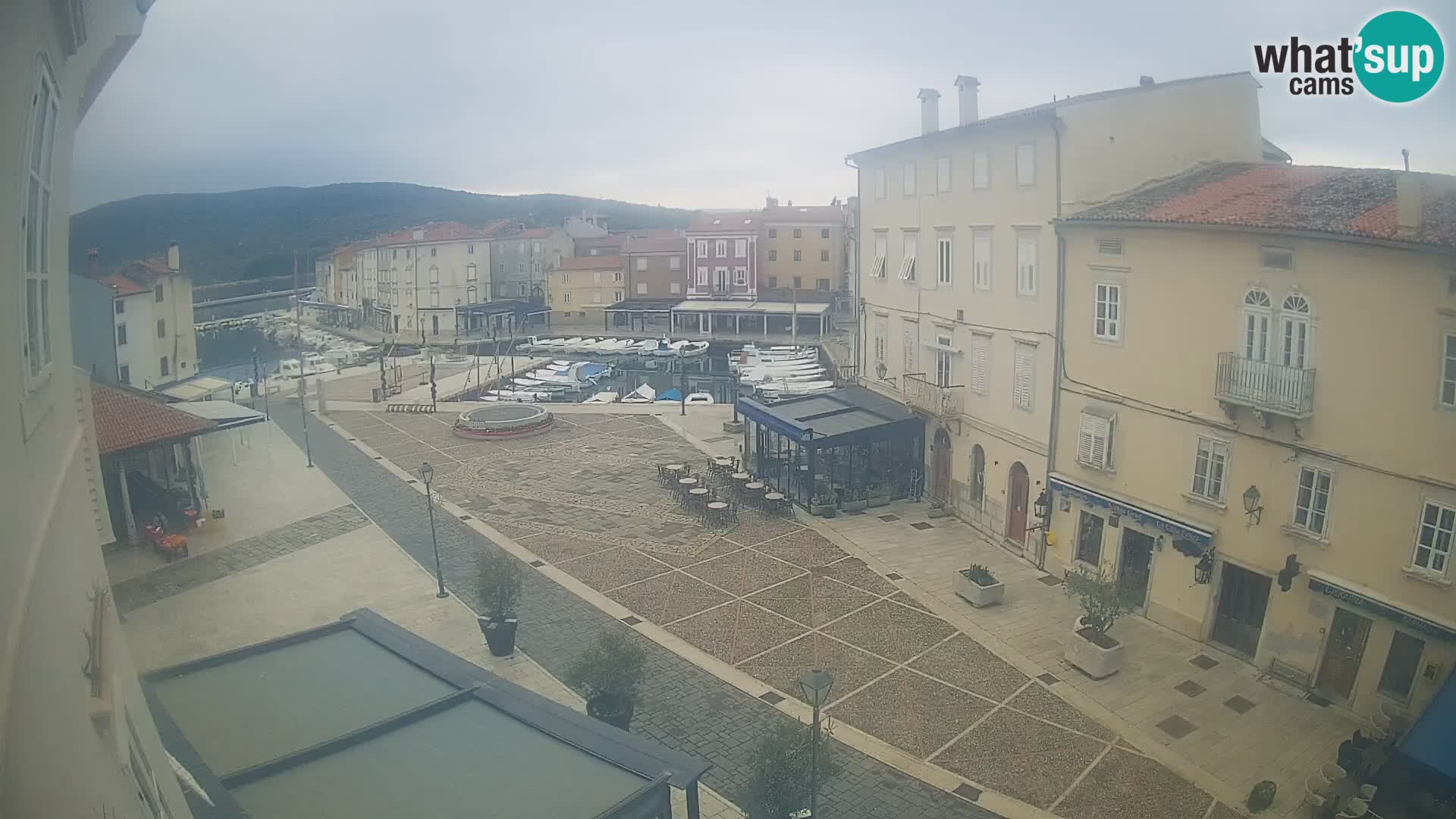 V ŽIVO spletna kamera Cres mesto – glavni trg in “mandrač” – otok Cres – Hrvaška