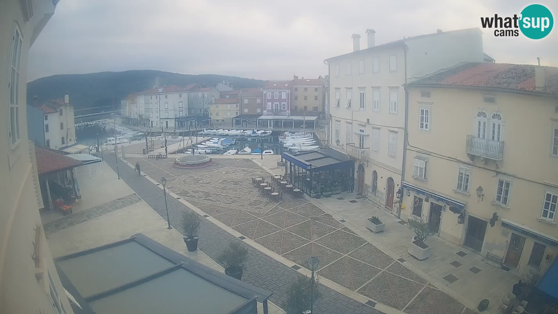 Cámara en vivo ciudad de Cres – plaza principal y “mandrač” – isla de Cres – Croacia