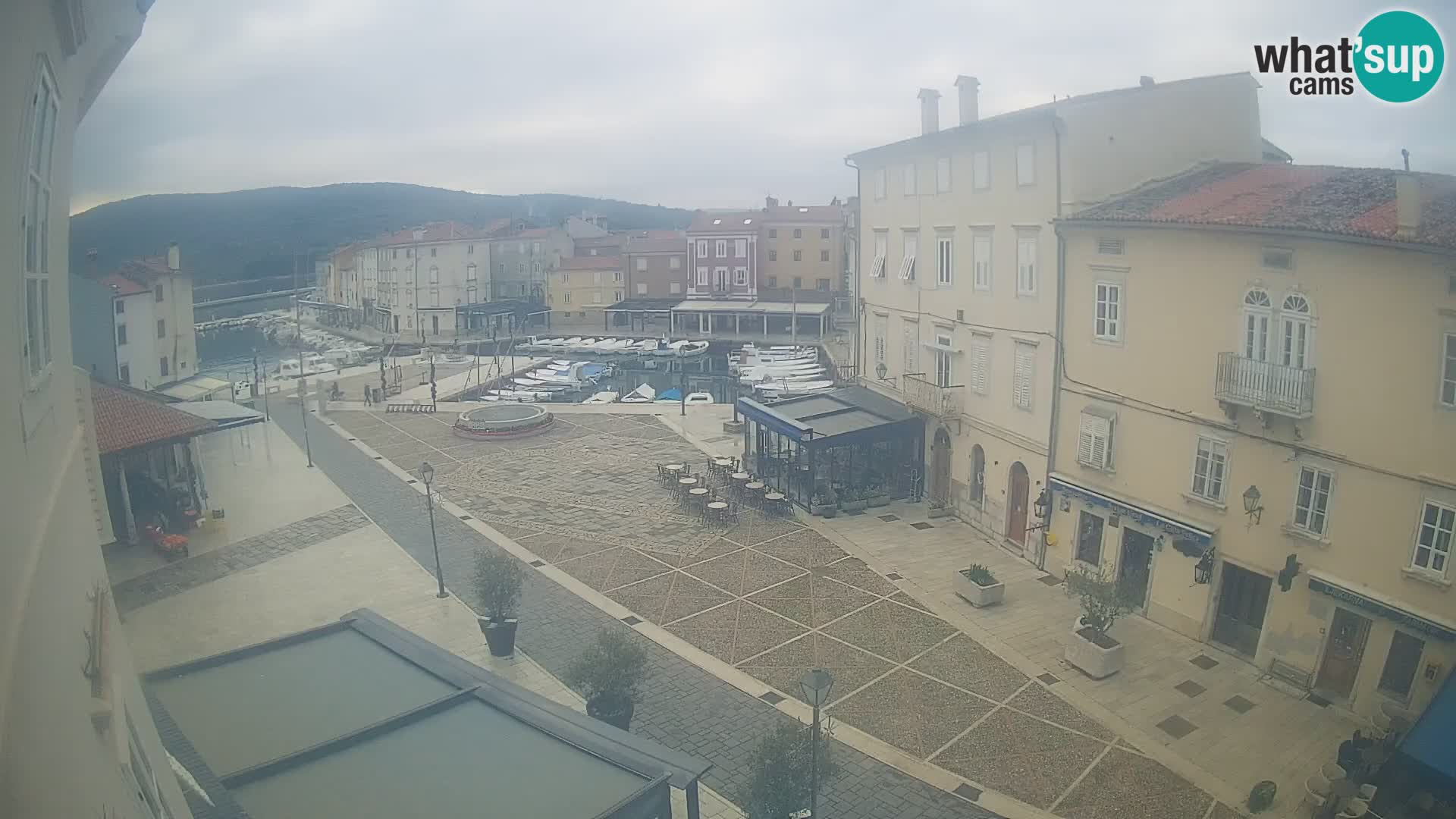 Cámara en vivo ciudad de Cres – plaza principal y “mandrač” – isla de Cres – Croacia