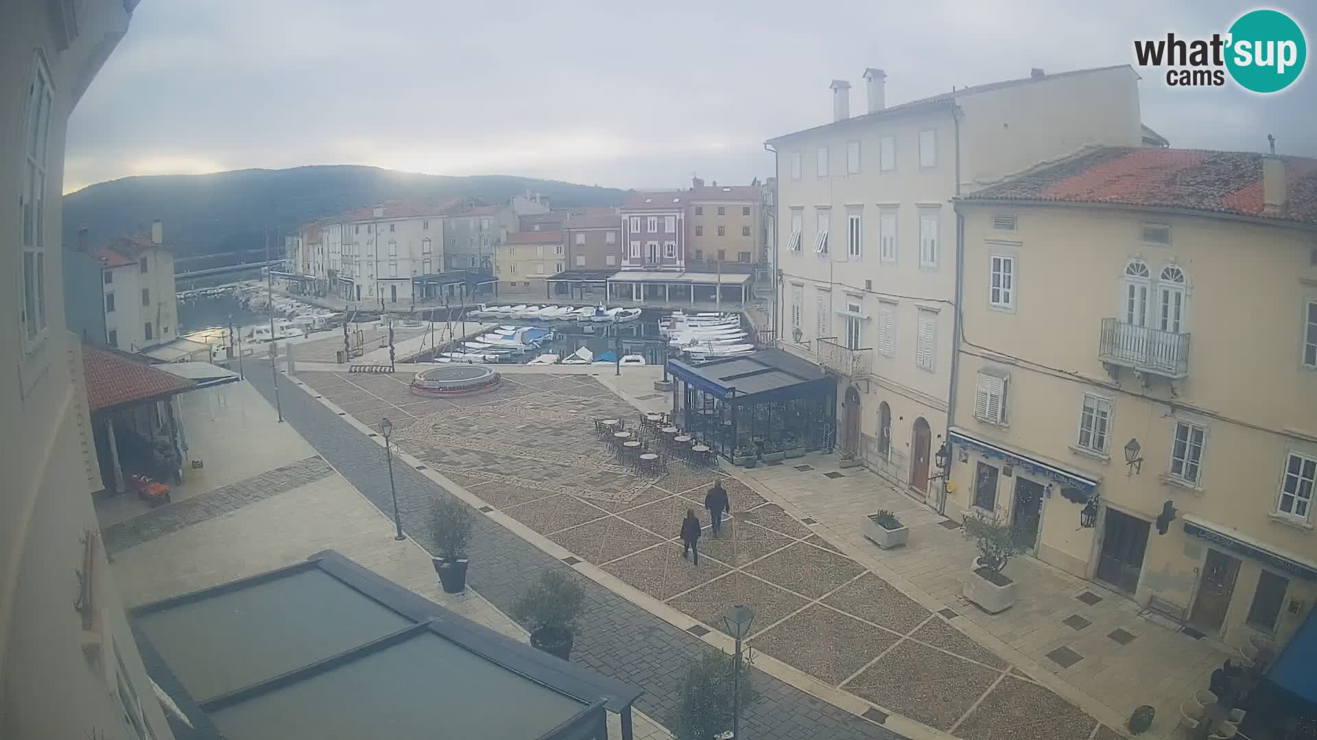 Cámara en vivo ciudad de Cres – plaza principal y “mandrač” – isla de Cres – Croacia