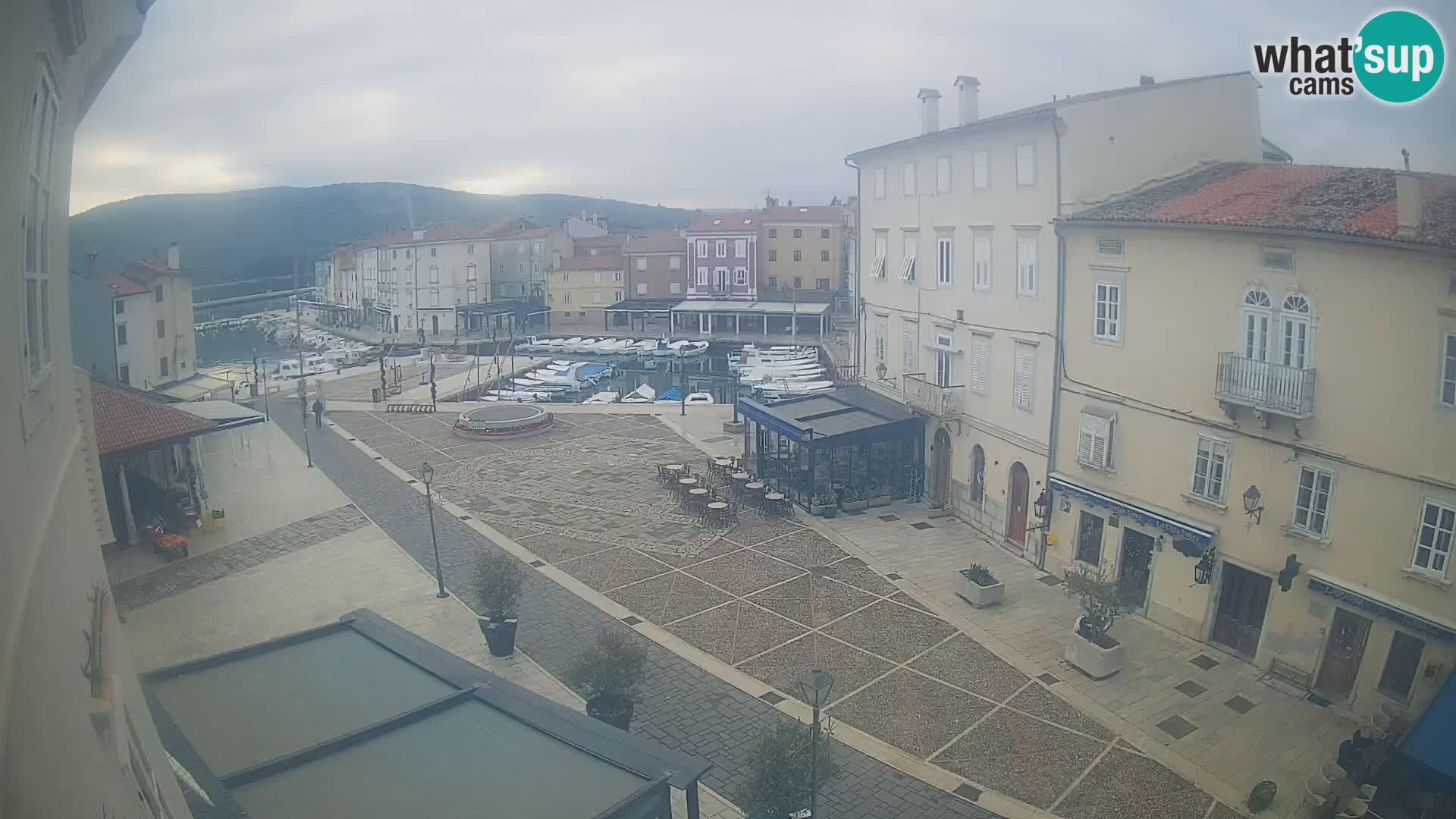 Web kamera Grad Cres – glavni trg i “mandrač” – otok Cres