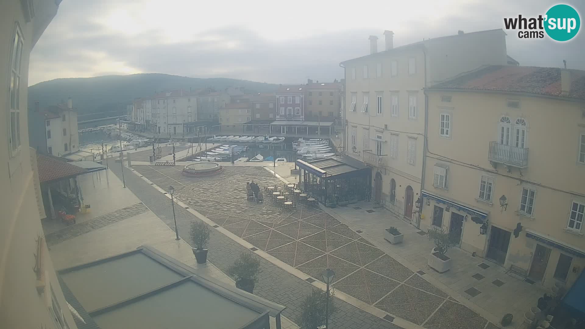 Web kamera Grad Cres – glavni trg i “mandrač” – otok Cres