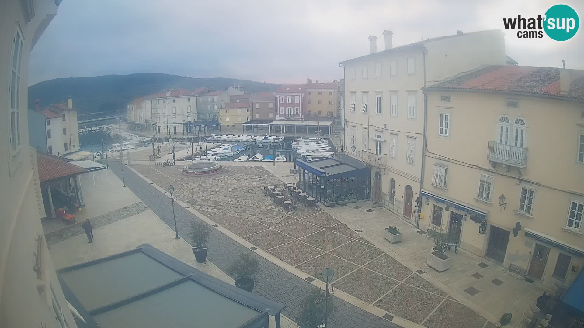 LIVE cam Cres città – piazza principale e “mandrač” – isola di Cherso – Croazia