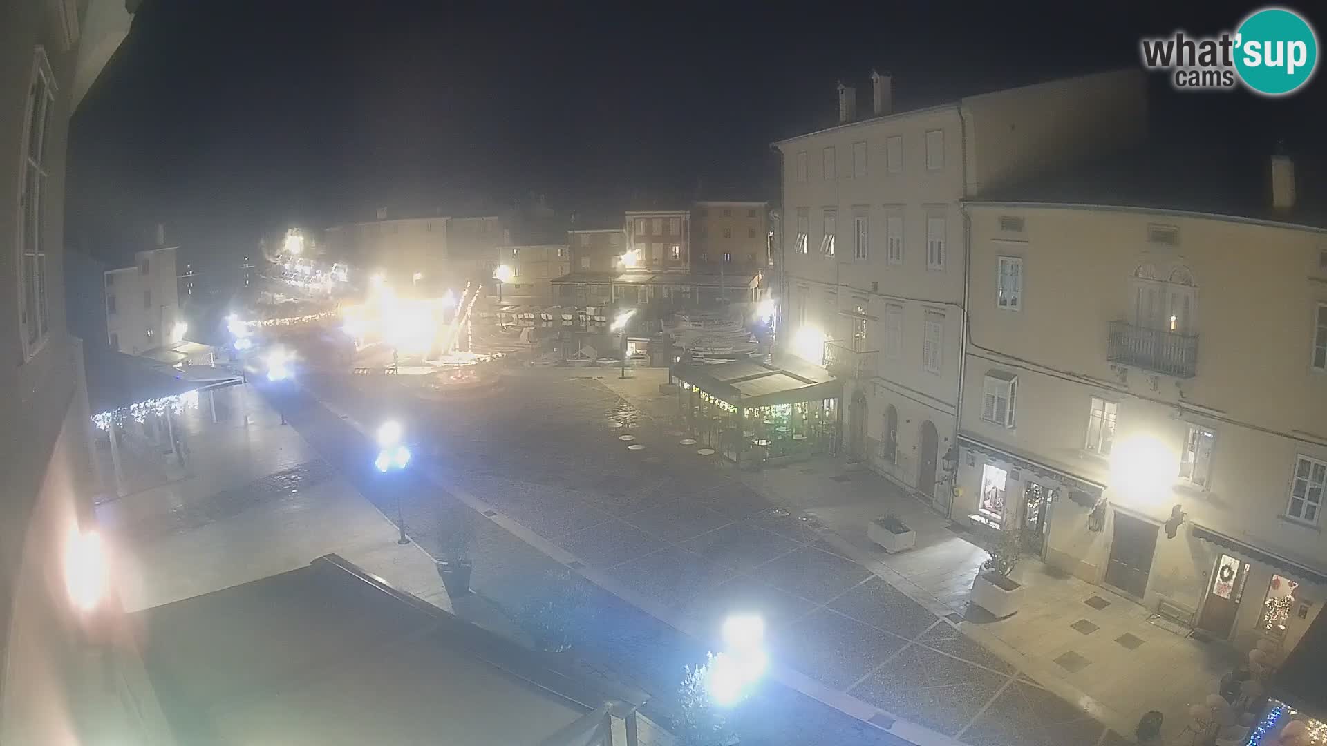 Web kamera Grad Cres – glavni trg i “mandrač” – otok Cres