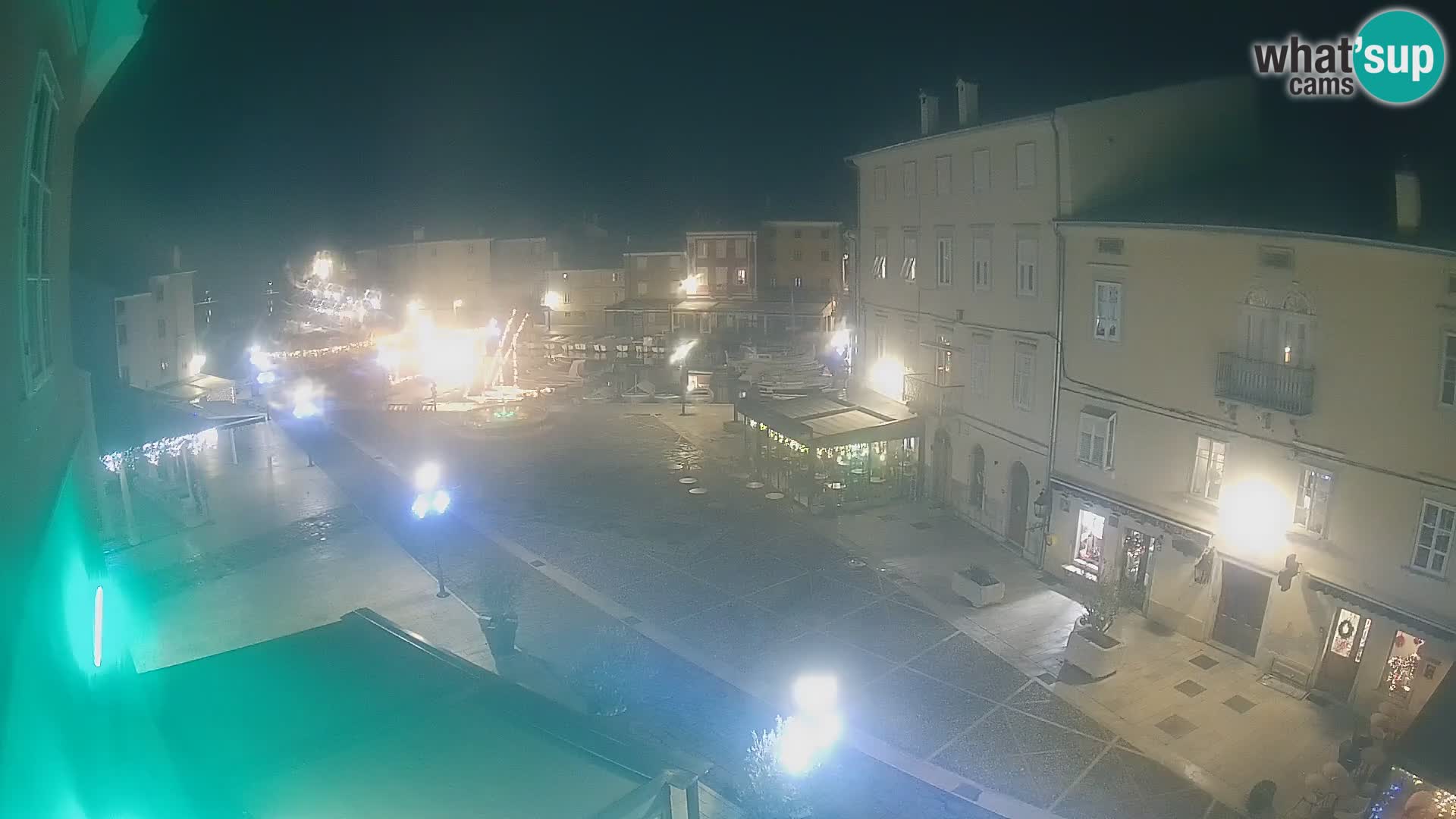 V ŽIVO spletna kamera Cres mesto – glavni trg in “mandrač” – otok Cres – Hrvaška